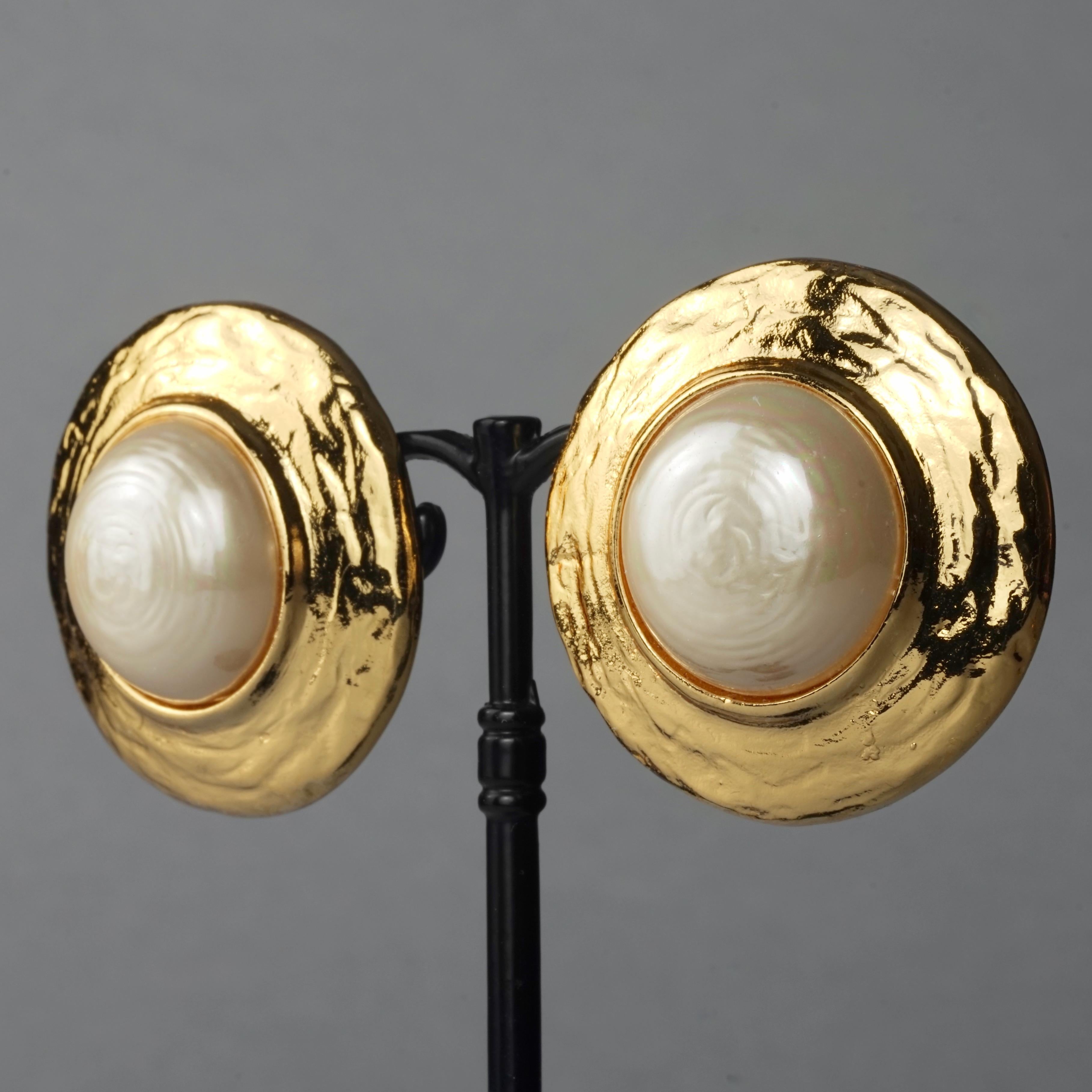 Vintage YVES SAINT LAURENT Ysl Pearl Textured Disc Earrings In Excellent Condition For Sale In Kingersheim, Alsace