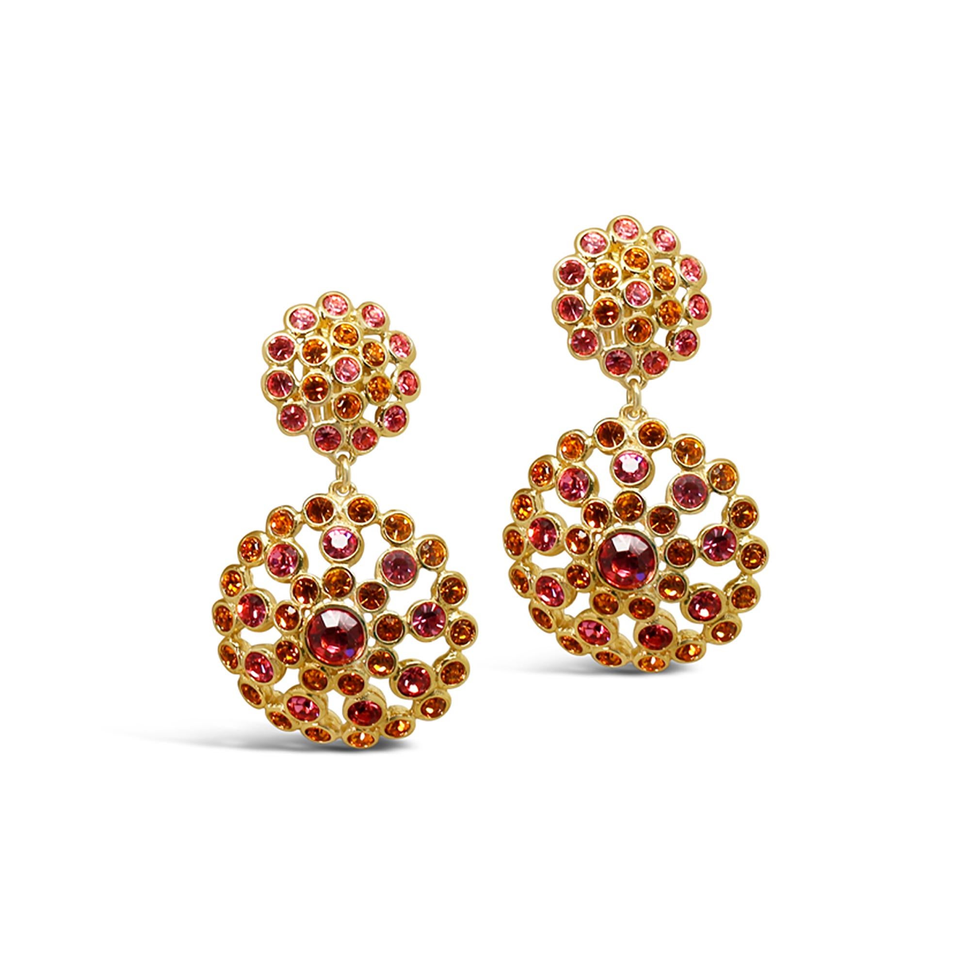 Vintage YSL Rosa und Bernstein Farbe baumelnden Ohrringe.  Es sind zwei runde Scheiben, die übereinander liegen und diese Ohrringe bilden.  Da sie leicht gewölbt sind, sieht man die Ohrringe fast rundherum. Der Gipfel des Chic! Anklipsen.  Wenn man