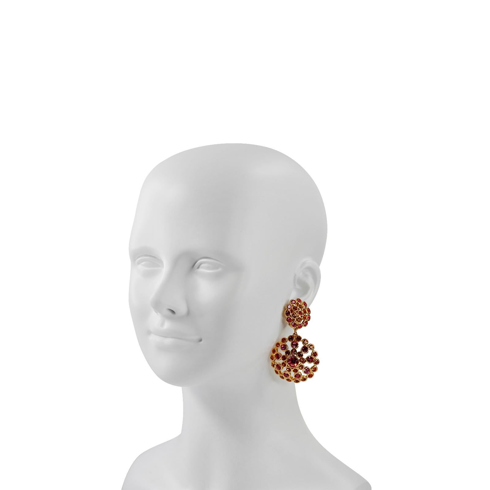 Artiste Boucles d'oreilles pendantes Yves Saint Laurent YSL rose et ambre des années 1990 en vente