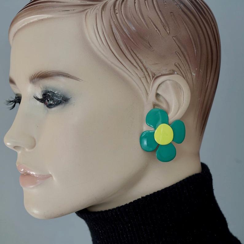 Vintage YVES SAINT LAURENT Ysl Pop Art Flower Enamel Earrings

Measurements:
Height: 1.77 inches (4.5 cm)
Width: 1.57 inches (4 cm)
Weight per Earring: 13 grams

Features:
- 100% Authentic YVES SAINT LAURENT.
- Green and yellow enamel flower