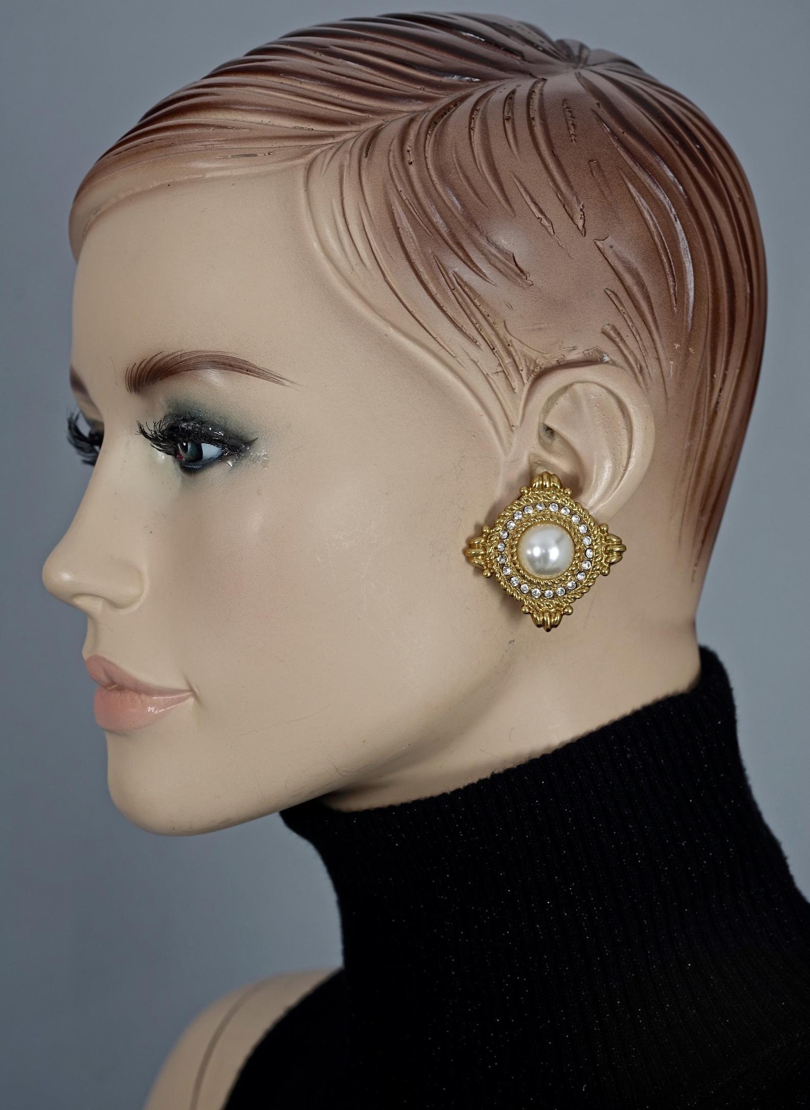 Vintage YVES SAINT LAURENT Ysl Rhinestone Pearl Earrings

Measurements:
Height: 1.57 inches (4 cm)
Width: 1.57 inches (4 cm)
Weight per Earring: 16 grams

Features:
- 100% Authentic YVES SAINT LAURENT.
- Inverted square earrings with pearl cabochon