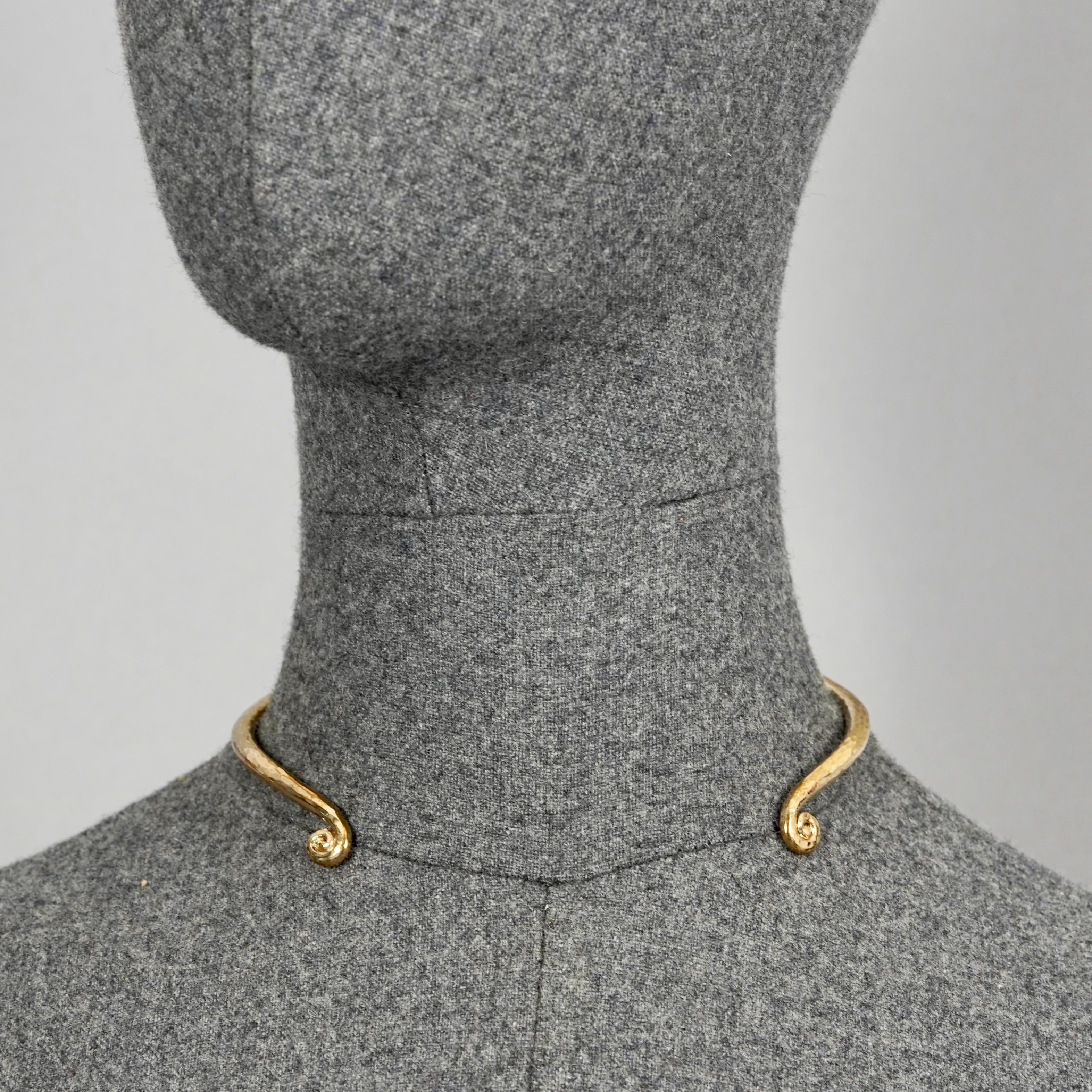 Vintage YVES SAINT LAURENT Ysl Rigid Spiral Choker Necklace

Measurements:
Circumference: 13.58 inches (34.5 cm) including the opening
Opening: 3.35 inches (8.5 cm)

Features:
- 100% Authentic YVES SAINT LAURENT.
- Skinny rigid choker with spiral