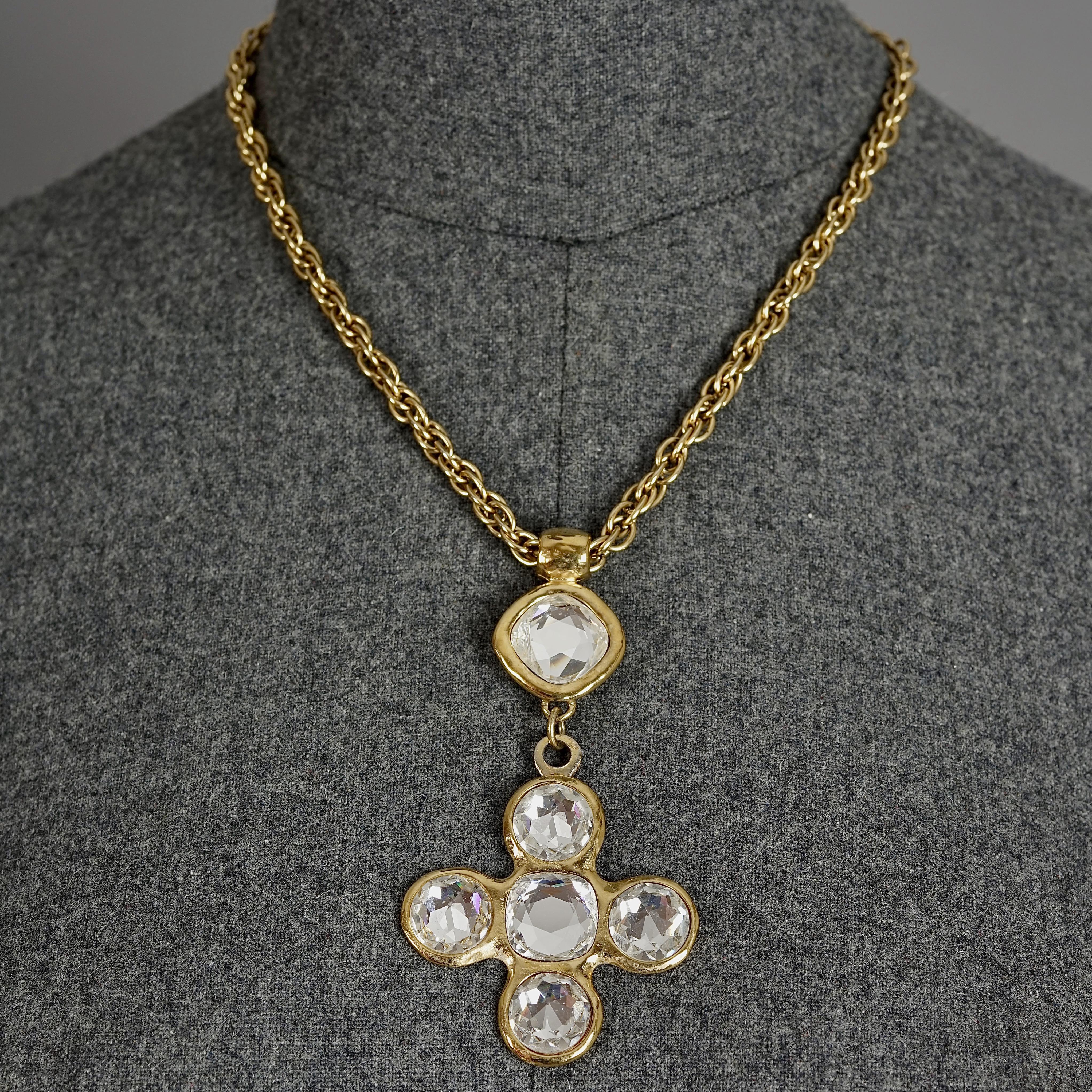 YVES SAINT LAURENT Collier croix vintage orné de bijoux Robert Goossens

Mesures :
Hauteur : 3,54 pouces (9 cm)
Longueur à porter : 18.50 pouces (47 cm) à 20.86 pouces (53 cm)

Caractéristiques :
- 100% authentique YVES SAINT LAURENT par Robert