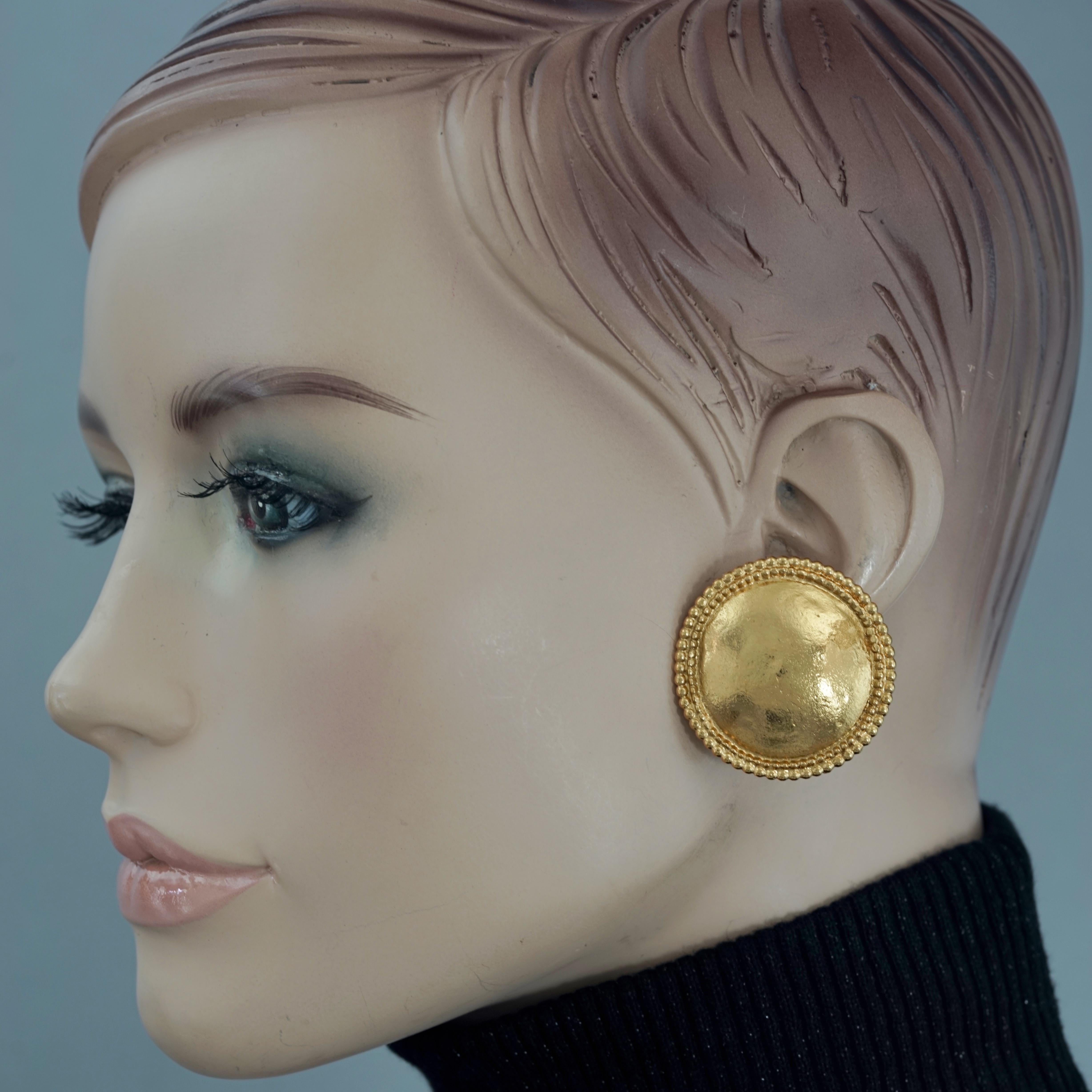Vintage YVES SAINT LAURENT Ysl Round Ball Trim Disc Earrings

Measurements:
Height: 1.45 inches (3.7 cm)
Width: 1.45 inches (3.7 cm)
Weight: 16 grams

Features:
- 100% Authentic YVES SAINT LAURENT.
- Textured disc earrings with bubble trimming