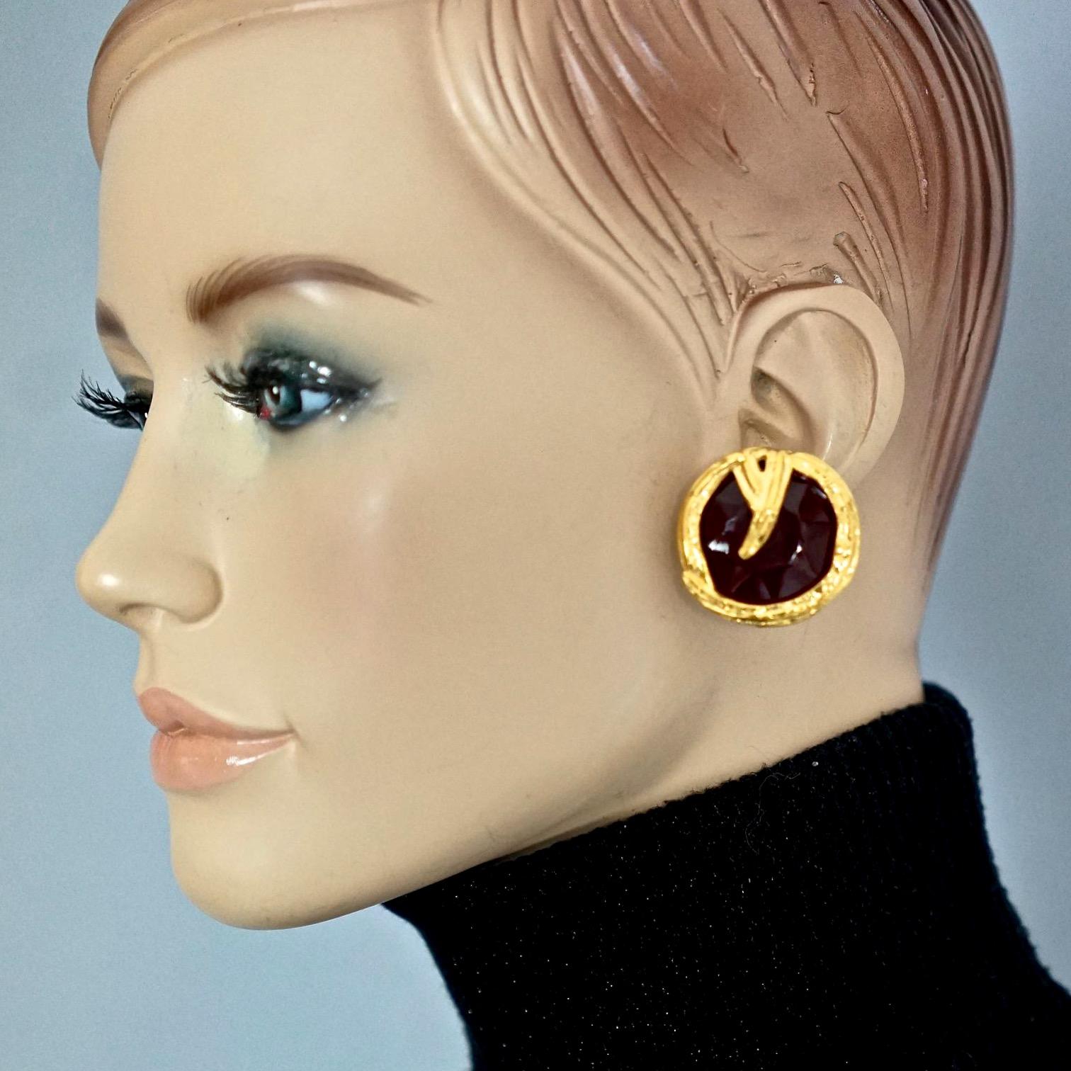 Vintage YVES SAINT LAURENT Ysl Ruby Red Faceted Gilt Earrings

Measurements:
Height: 1.25 inches (3.2 cm)
Width: 1.25 inches (3.2 cm)
Weight per Earring: 18 grams

Features:
- 100% Authentic YVES SAINT LAURENT.
- Raised faceted ruby red resin.
- 