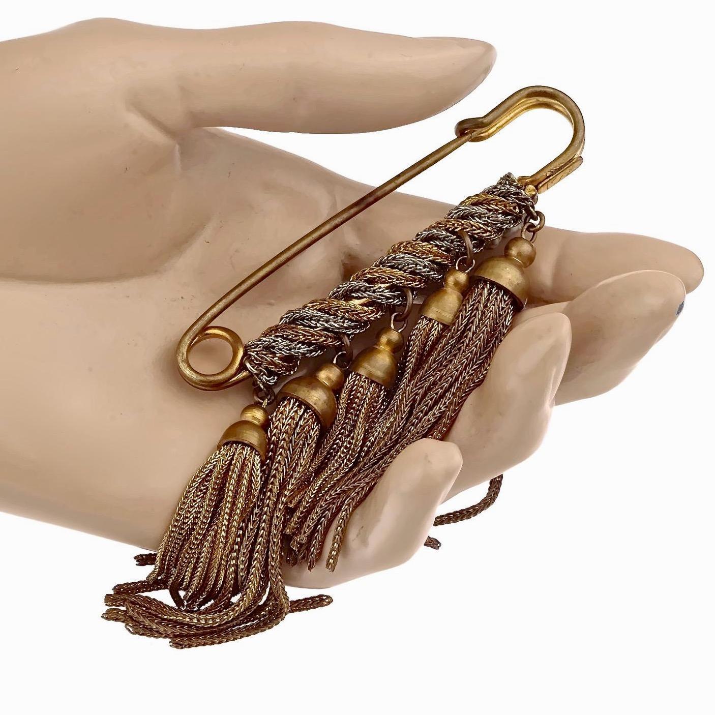 Vintage YVES SAINT LAURENT Ysl Safety Pin Tassel Brooch In Excellent Condition For Sale In Kingersheim, Alsace