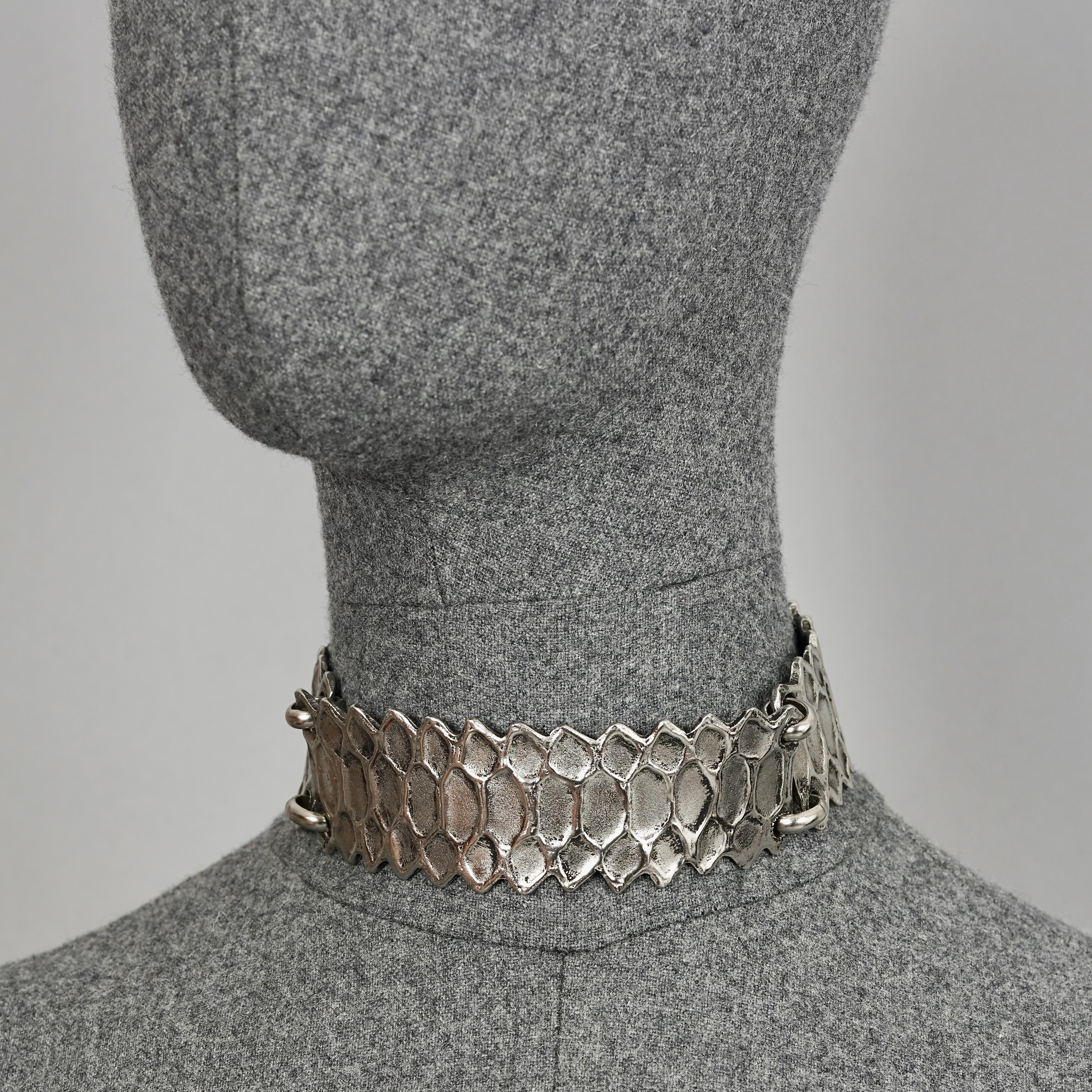 Vintage YVES SAINT LAURENT Ysl Snake Pattern Silver Choker Necklace

Measurements:
Height: 1.45 inches (3.7 cm)
Wearable Length: 11.41 inches (29 cm) to 13.38 inches (34 cm)

Features:
- 100% Authentic YVES SAINT LAURENT.
- Textured articulated