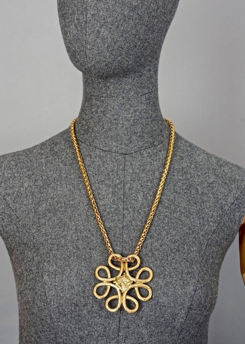 Vintage YVES SAINT LAURENT Ysl Swirl Nugget Necklace

Measurements:
Height: 2.75 inches (7 cm)
Width: 2.75 inches (7 cm)
Wearable Length: 24.80 inches to 26.37 inches (63 cm to 67 cm)

Features:
- 100% Authentic YVES SAINT LAURENT.
- Chunky swirl