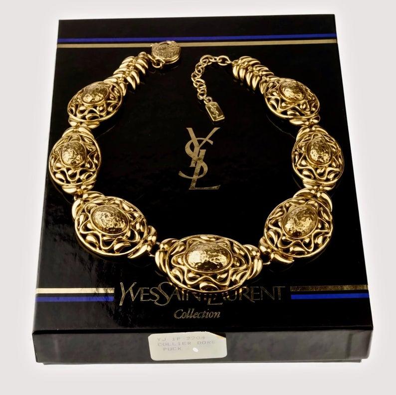 Vintage YVES SAINT LAURENT Ysl Textured Nugget Oval Swirl Choker Necklace

Measurements:
Height: 1.53 inches (3.9 cm)
Wearable Length: 18.50 inches (47 cm) to 20.66 inches (52.5 cm)

Features:
- 100% Authentic YVES SAINT LAURENT.
- Links of textured