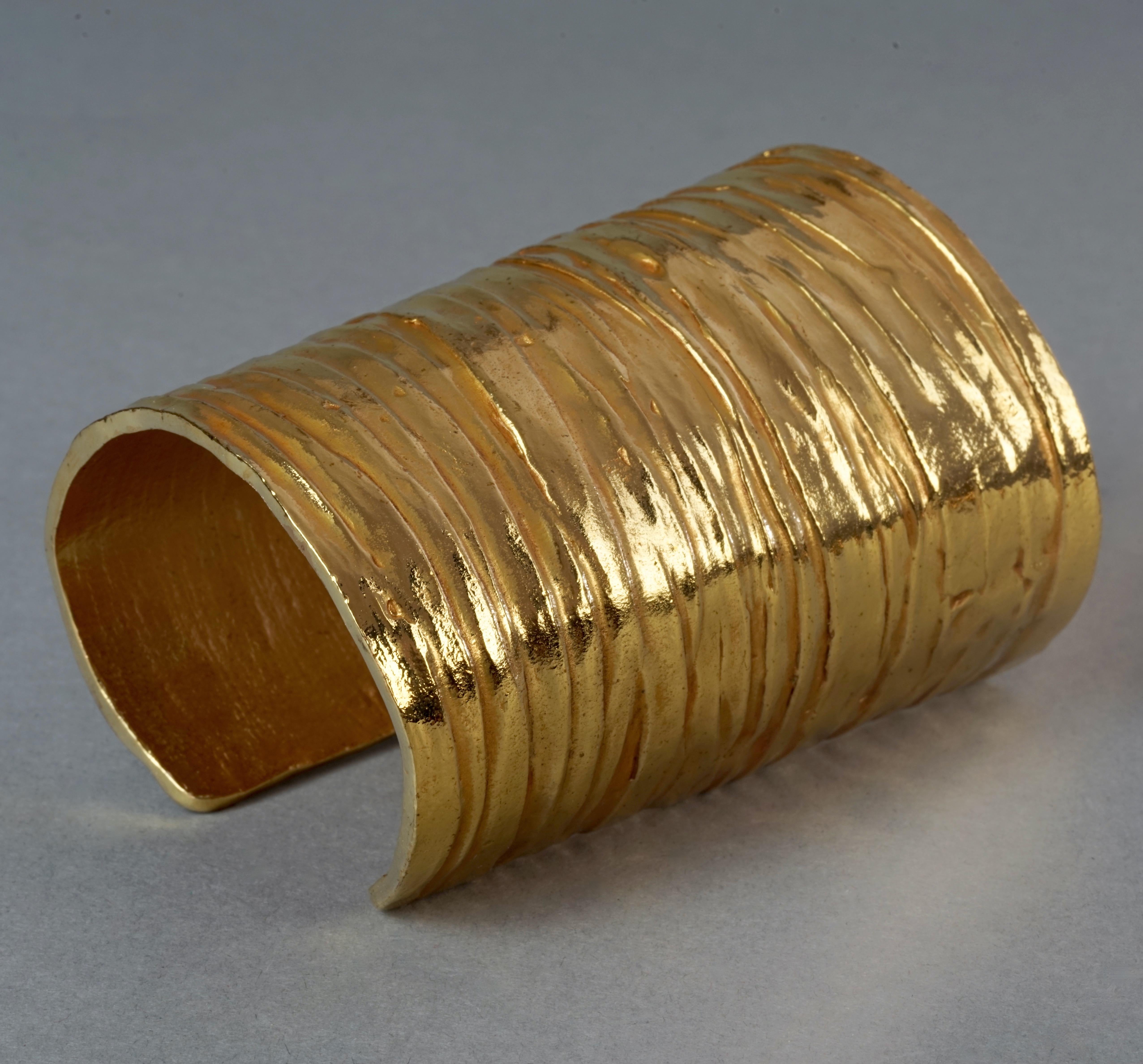 Vintage YVES SAINT LAURENT Ysl Textured Ribbed Wide Cuff Bracelet In Excellent Condition In Kingersheim, Alsace