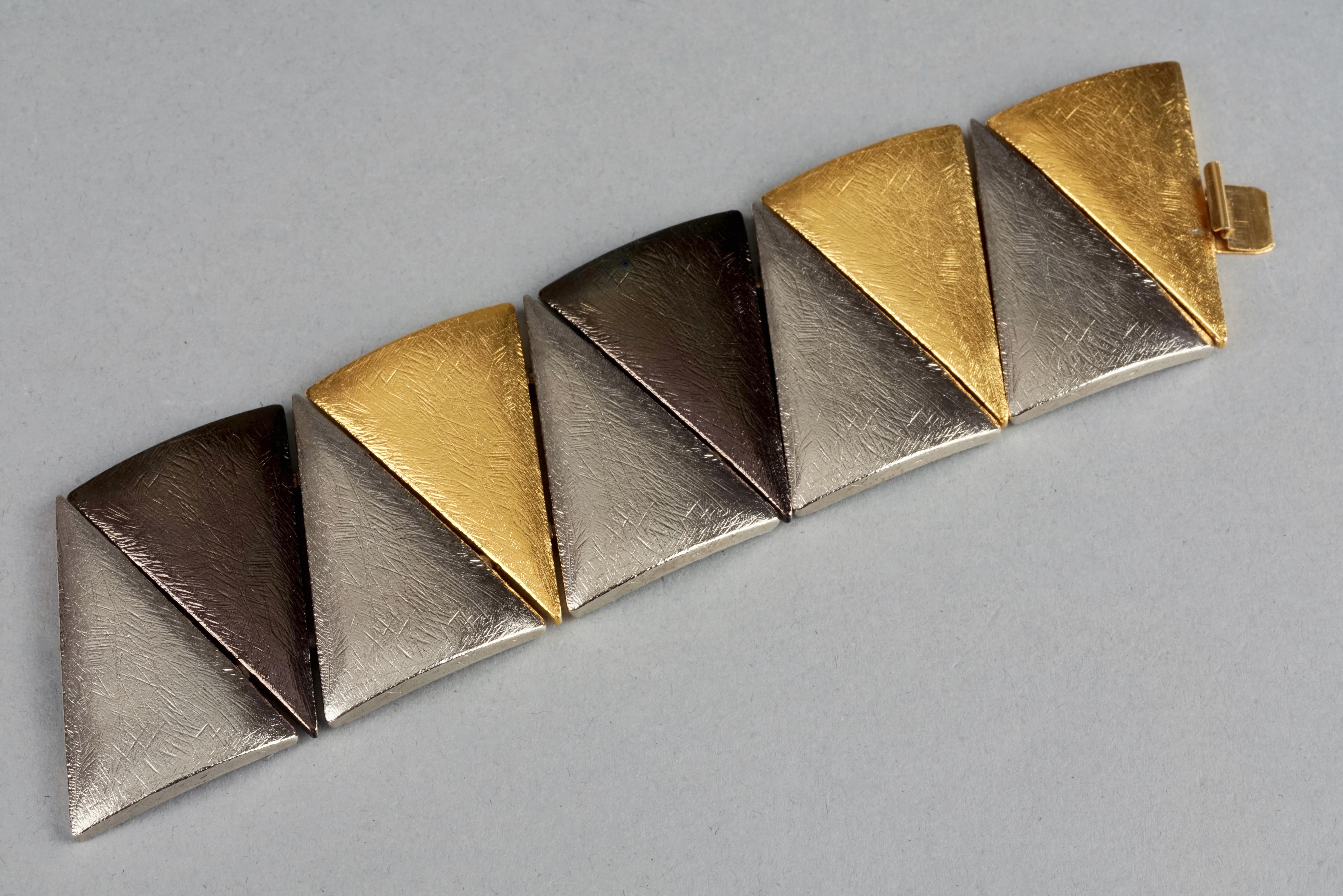 Vintage YVES SAINT LAURENT Ysl Triangle Link Tricolor Cuff Bracelet In Good Condition For Sale In Kingersheim, Alsace