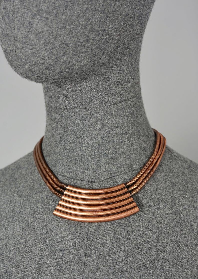 Vintage YVES SAINT LAURENT Ysl Tubular Modernist Choker Necklace

Measurements:
Height: 1.46 inches (3.7 cm)
Wearable Length: 15.55 inches (39.5 cm)

Features:
- 100% Authentic YVES SAINT LAURENT.
- Modernist tubular centre piece with 3 layers of