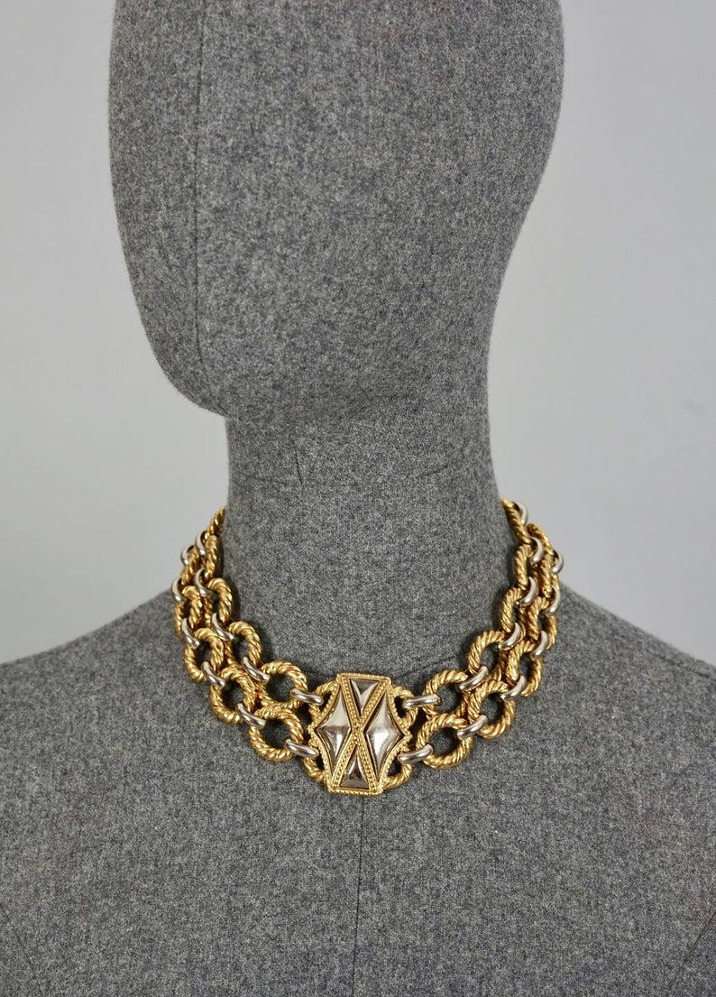 Vintage YVES SAINT LAURENT Ysl Two Tone Hexagon Necklace

Measurements:
Height: 1.69 inches (4.3 cm)
Wearable Length: 15.75 inches to 16.73 inches (40 cm to 42.5 cm)

Features:
- 100% Authentic YVES SAINT LAURENT.
- Cross pattern hexagon pendant