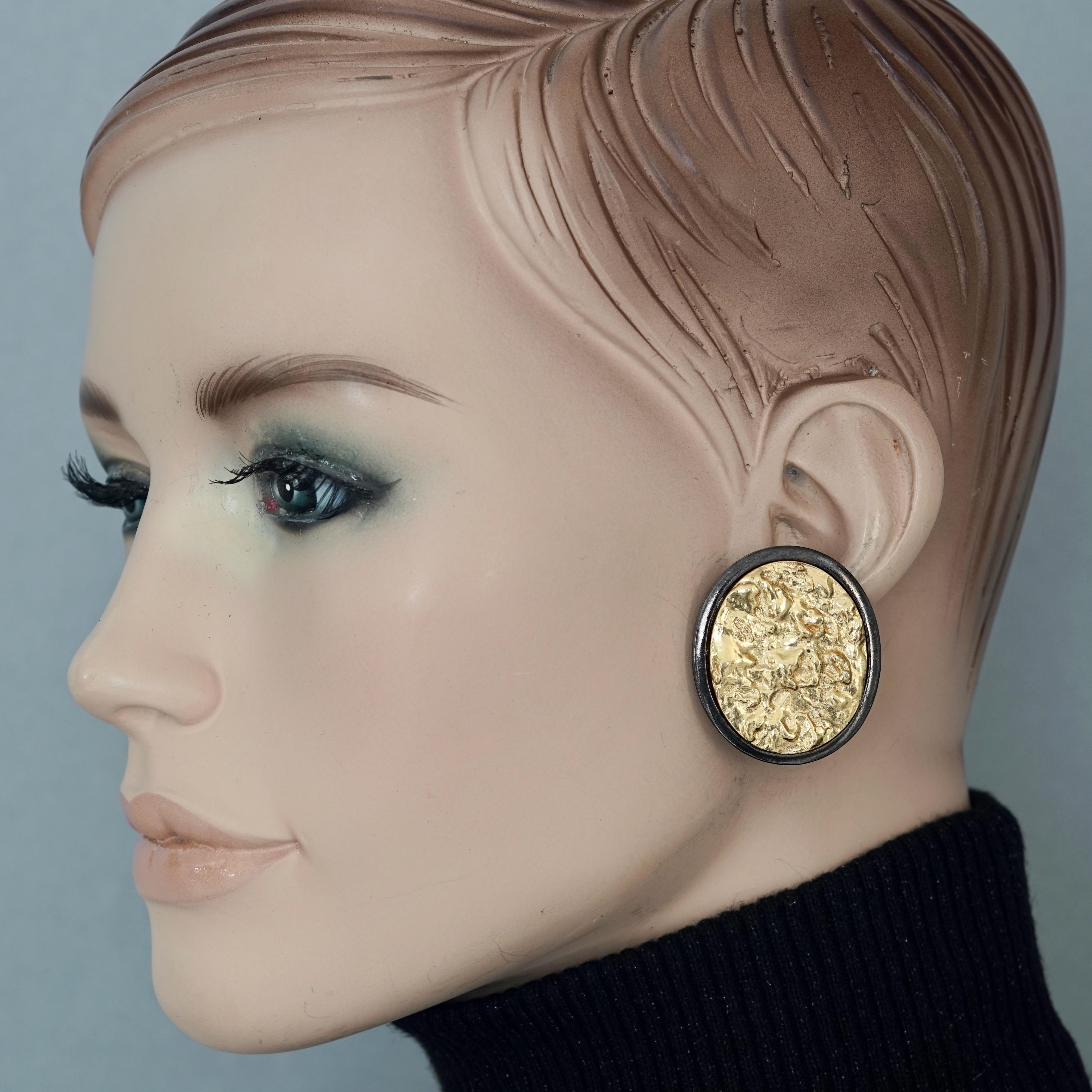 Vintage YVES SAINT LAURENT Ysl Two Tone Textured Oval Disc Earrings

Measurements:
Height: 1.50 inches (3.8 cm)
Width: 1.25 inches (3.2 cm)
Weight per Earring: 18 grams

Features:
- 100% Authentic YVES SAINT LAURENT.
- Two tone oval disc earrings