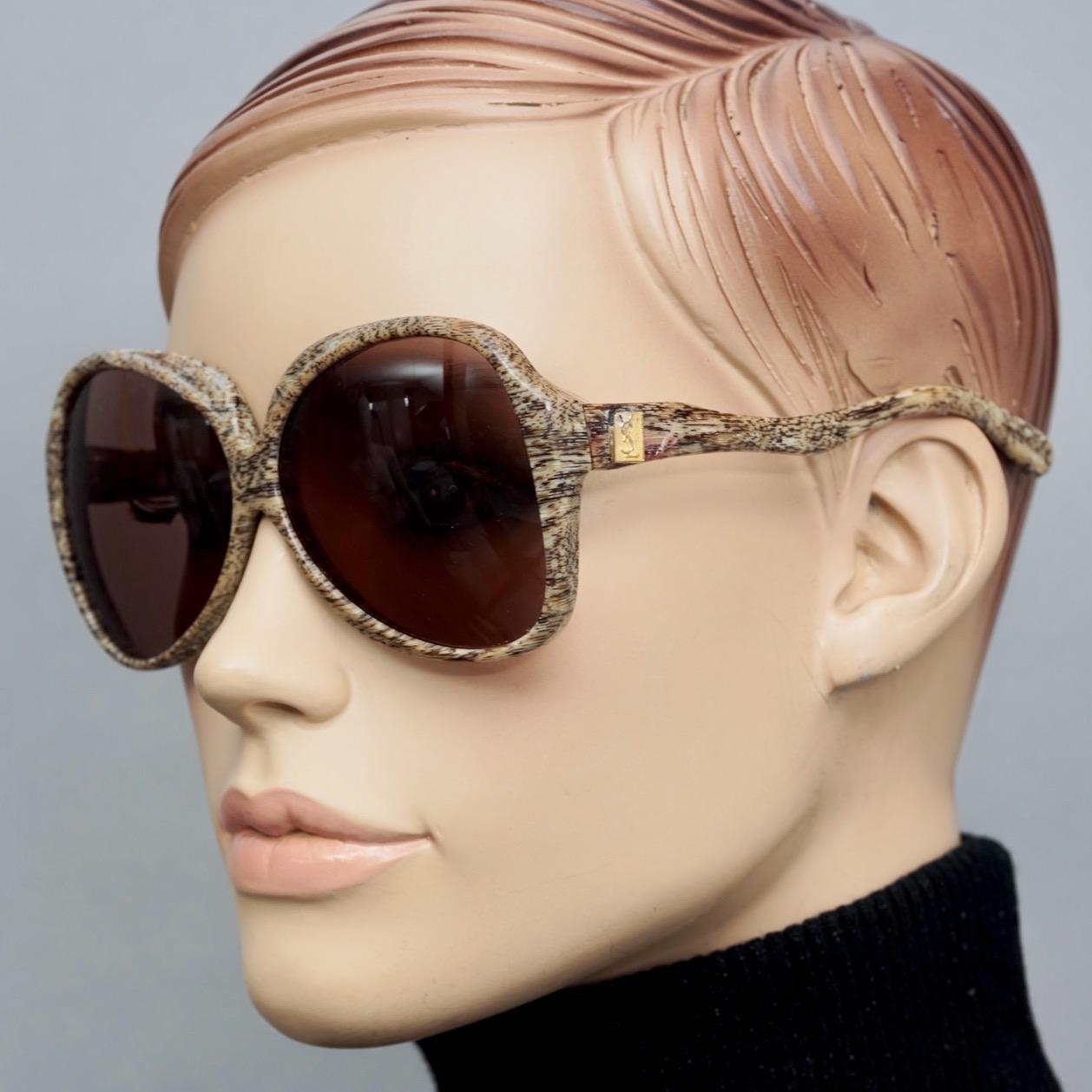 Vintage YVES SAINT LAURENT Ysl Wood Illusion Oversized Sunglasses

Measurements:
Height: 2.36 inches (6 cm)
Horizontal Width: 5.51 inches (14 cm)
Arms: 5.11 inches (13 cm)

Features:
- 100% Authentic YVES SAINT LAURENT. 
- Wood illusion pattern