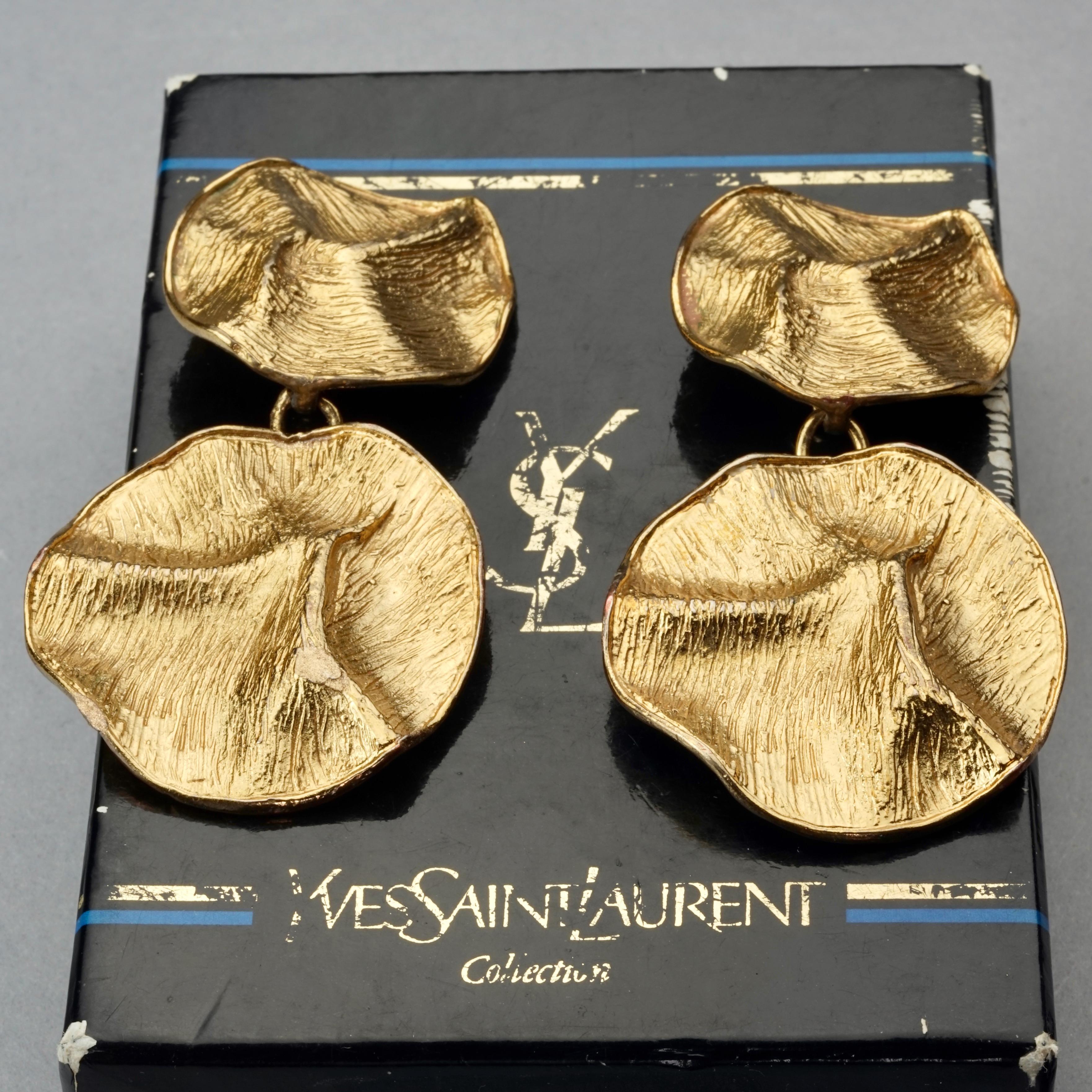 Vintage YVES SAINT LAURENT Ysl Wrinkled Textured Disc Dangling Earrings In Good Condition In Kingersheim, Alsace
