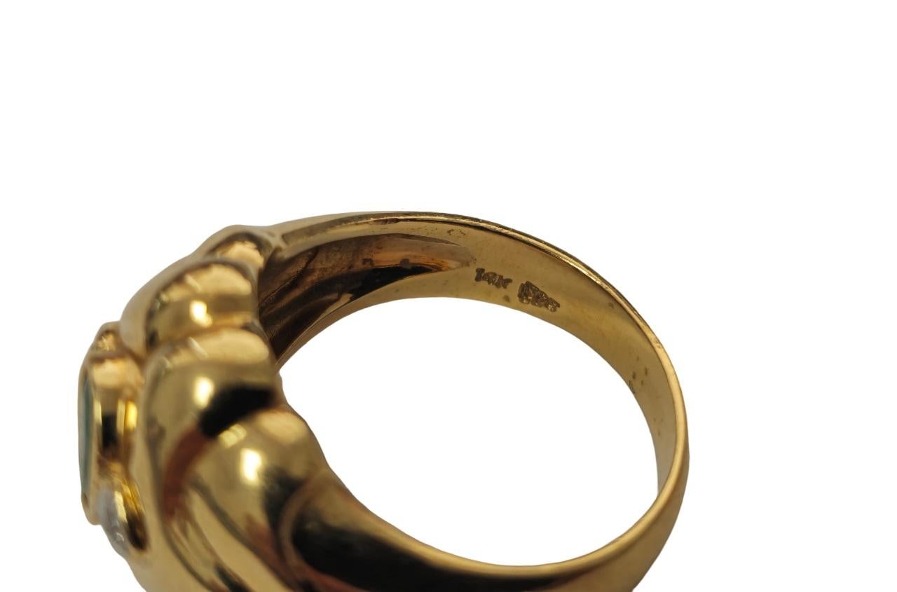 Erleben Sie zeitlose Eleganz mit diesem Verlobungsring im Vintage-Art-Deco-Stil. Er ist aus luxuriösem 18-karätigem Gelbgold gefertigt und zeigt einen atemberaubenden runden Smaragd von 1,50 Karat in einer zierlichen Zackenfassung, die seine