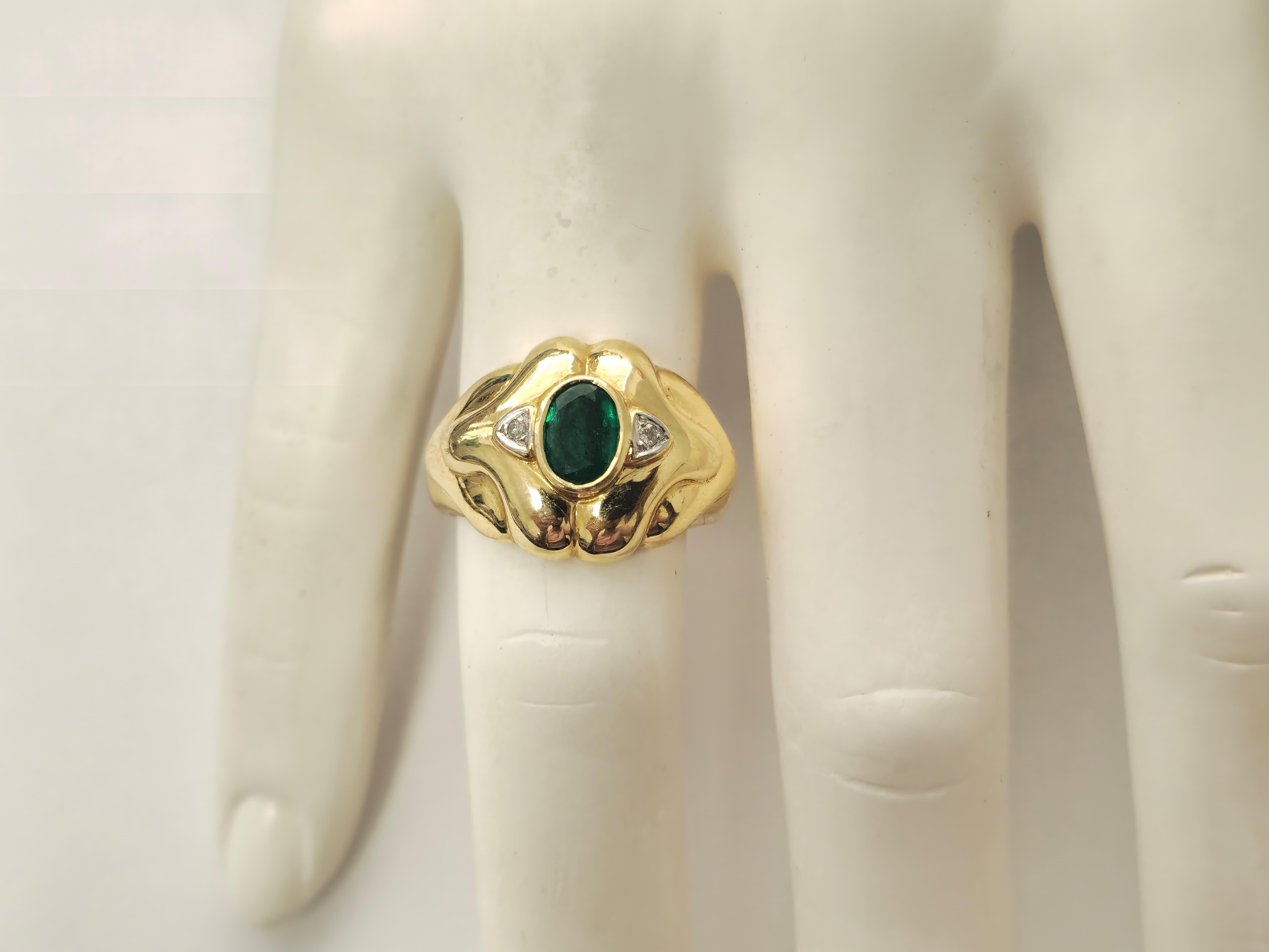 Vintage Zambian Emerald Ring in 14K Yellow Gold In Excellent Condition For Sale In Miami, FL