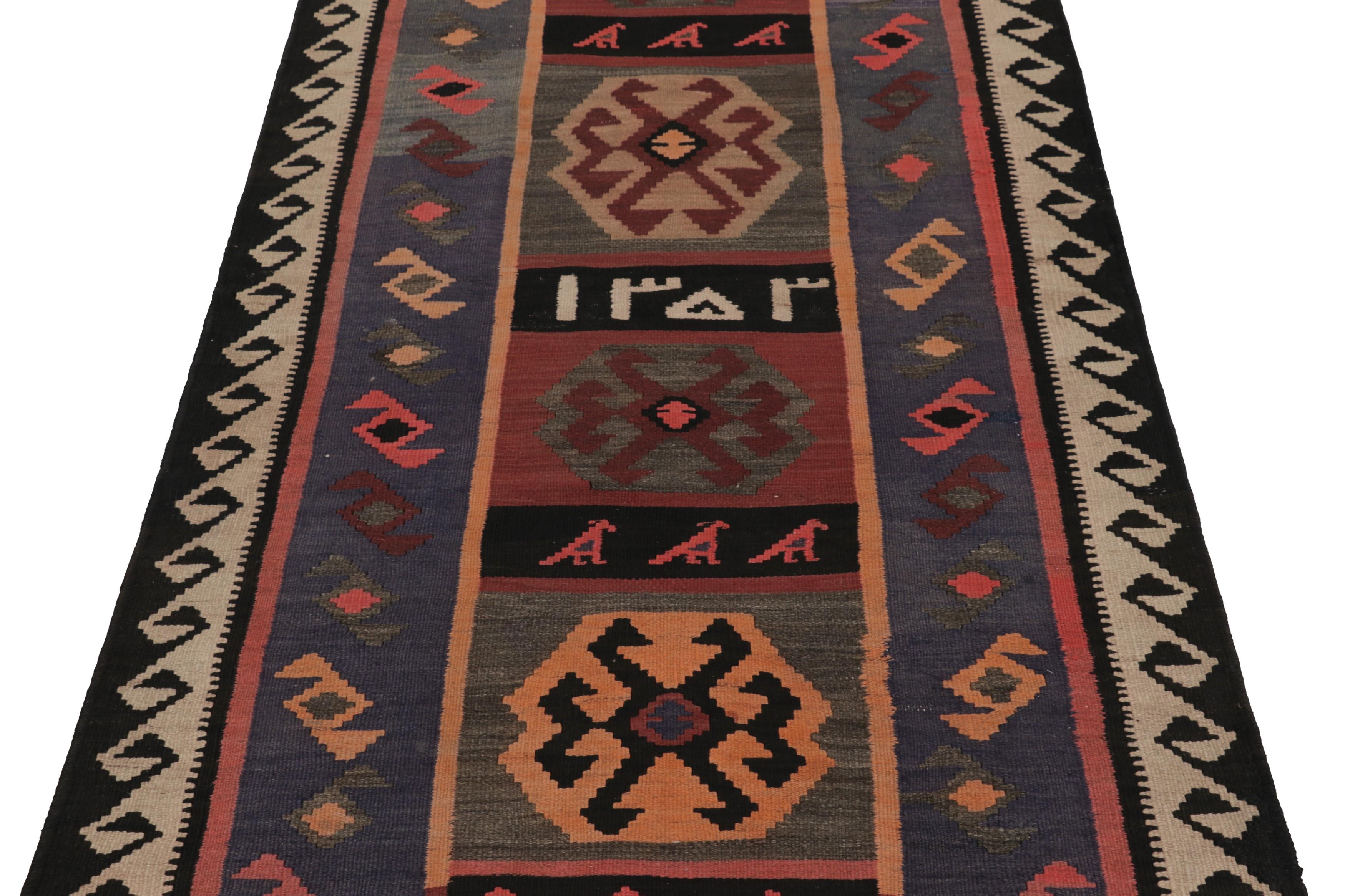 Dieser in Persien 1950-1960 aus handgewebter Wolle gefertigte Zanjan-Kilim-Läufer in der Größe 3x8 ist ein besonders helles und begehrtes Stück einer aufregenden neuen Kuration aus der Kollektion klassischer Kelims und Flachgewebe von Rug &