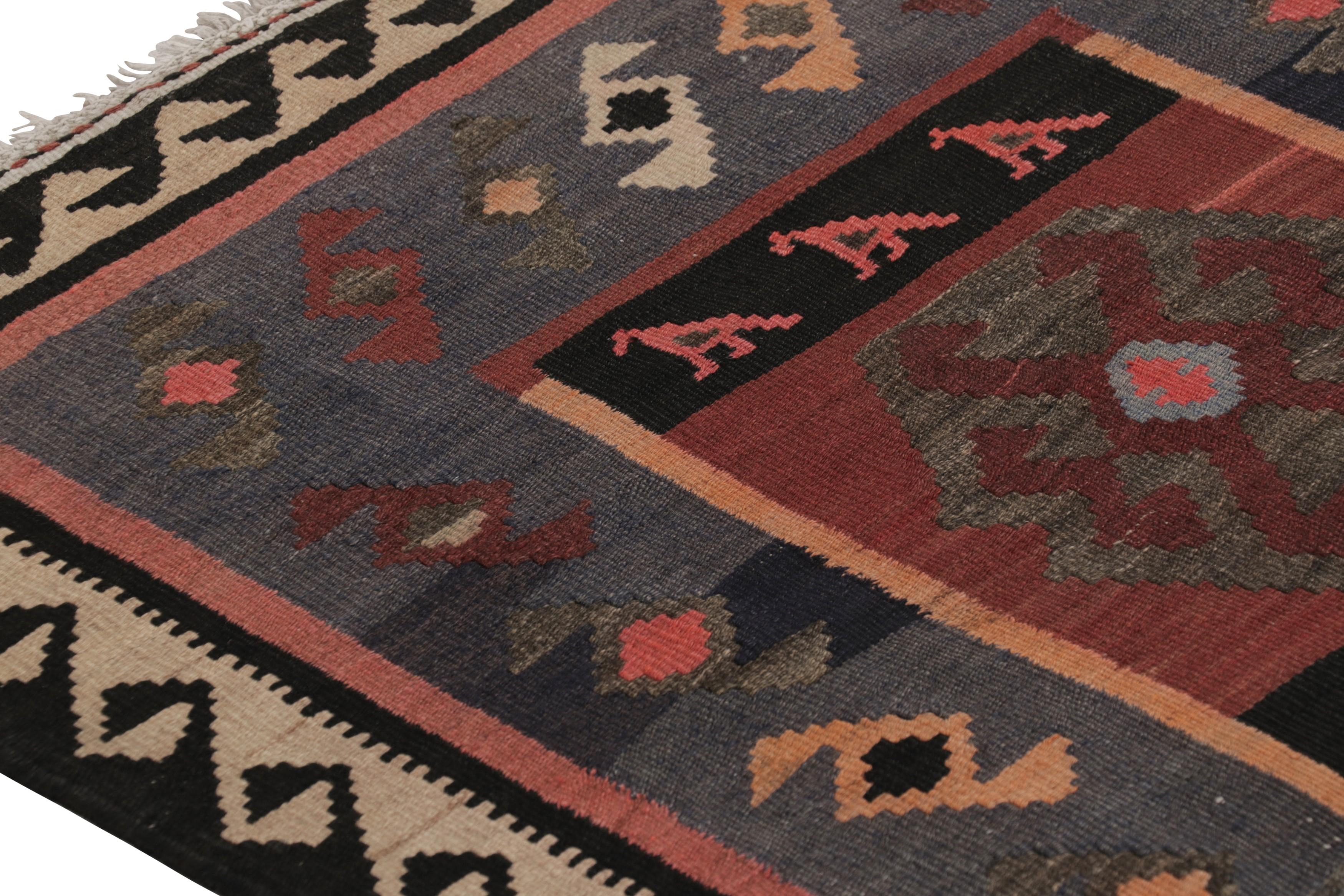 Vintage Zanjan Persisch Kilim Läufer Teppich, Grau mit Stammesmotiven - Rug & Kilim (Handgewebt) im Angebot
