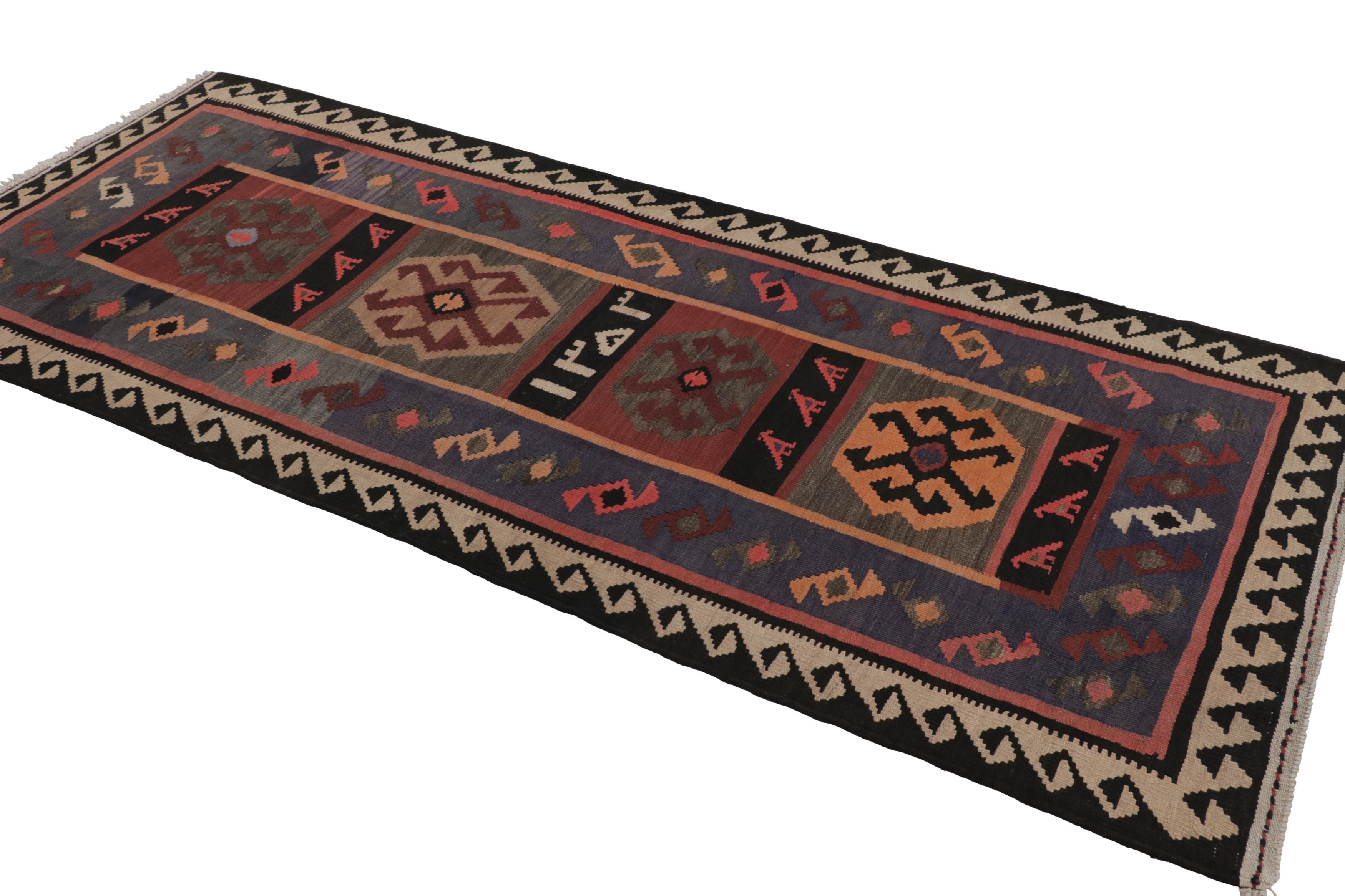 Vintage Zanjan Persisch Kilim Läufer Teppich, Grau mit Stammesmotiven - Rug & Kilim im Zustand „Gut“ im Angebot in Long Island City, NY