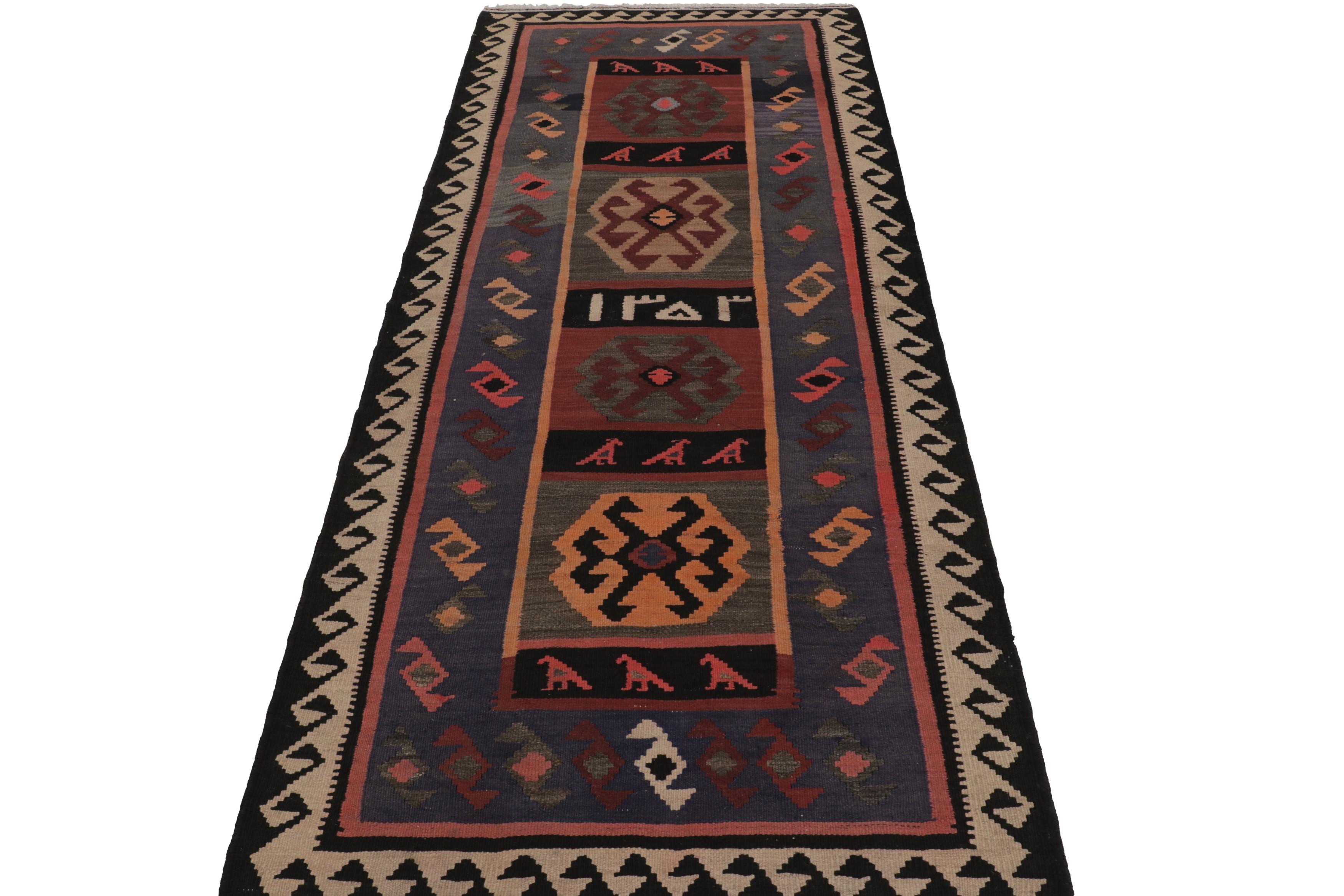 Vintage Zanjan Persisch Kilim Läufer Teppich, Grau mit Stammesmotiven - Rug & Kilim (Mitte des 20. Jahrhunderts) im Angebot