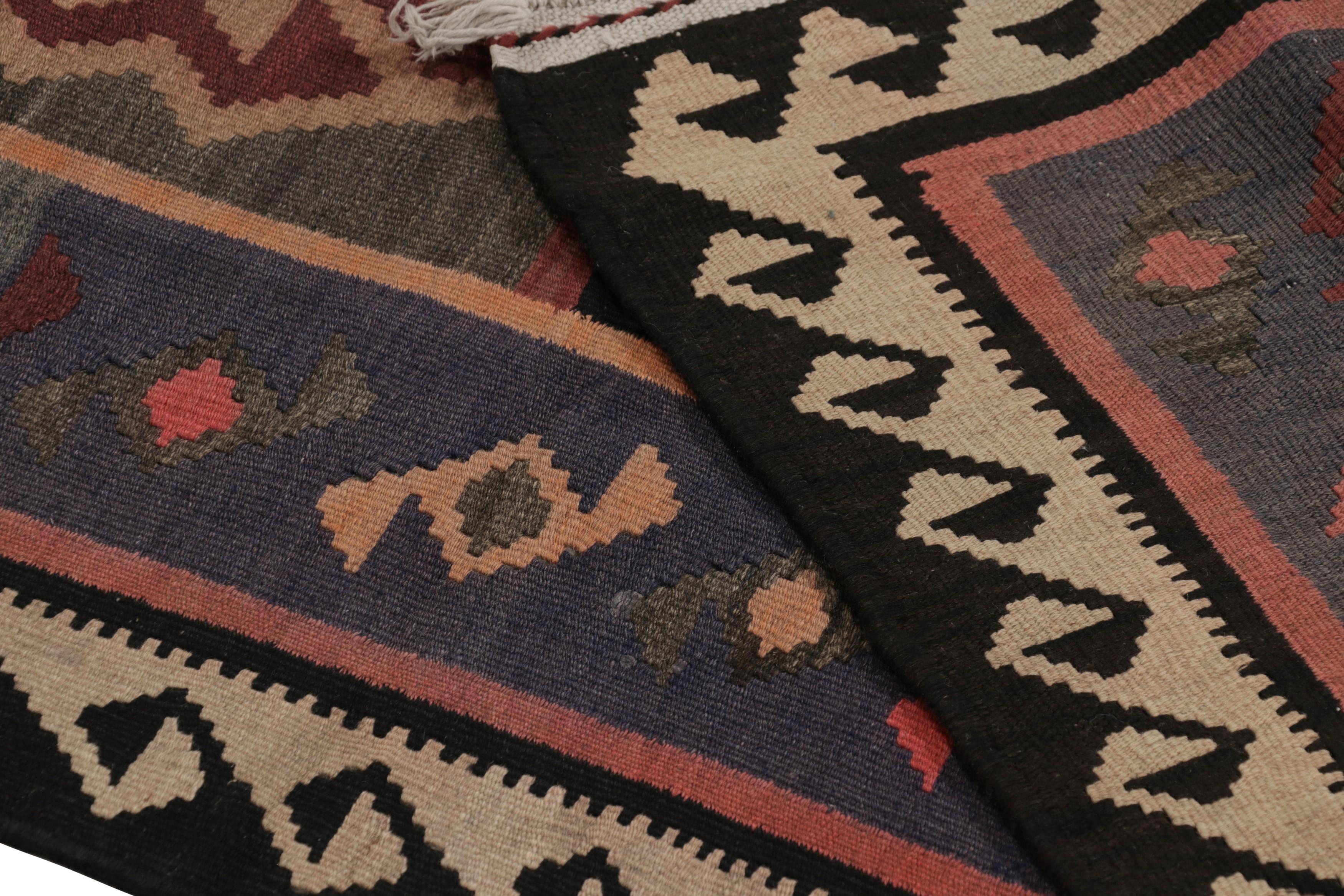 Vintage Zanjan Persisch Kilim Läufer Teppich, Grau mit Stammesmotiven - Rug & Kilim im Angebot 1