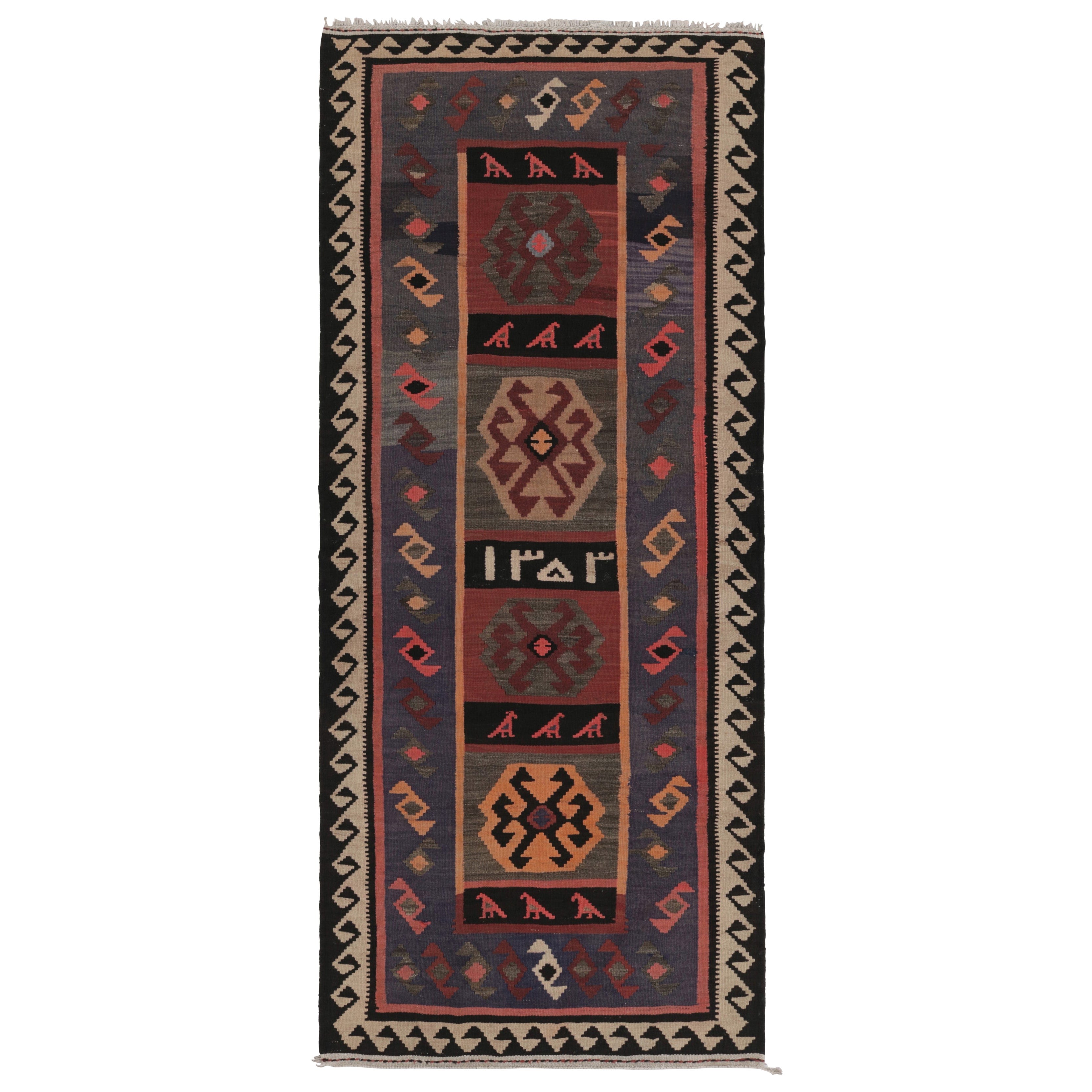Vintage Zanjan Persisch Kilim Läufer Teppich, Grau mit Stammesmotiven - Rug & Kilim im Angebot