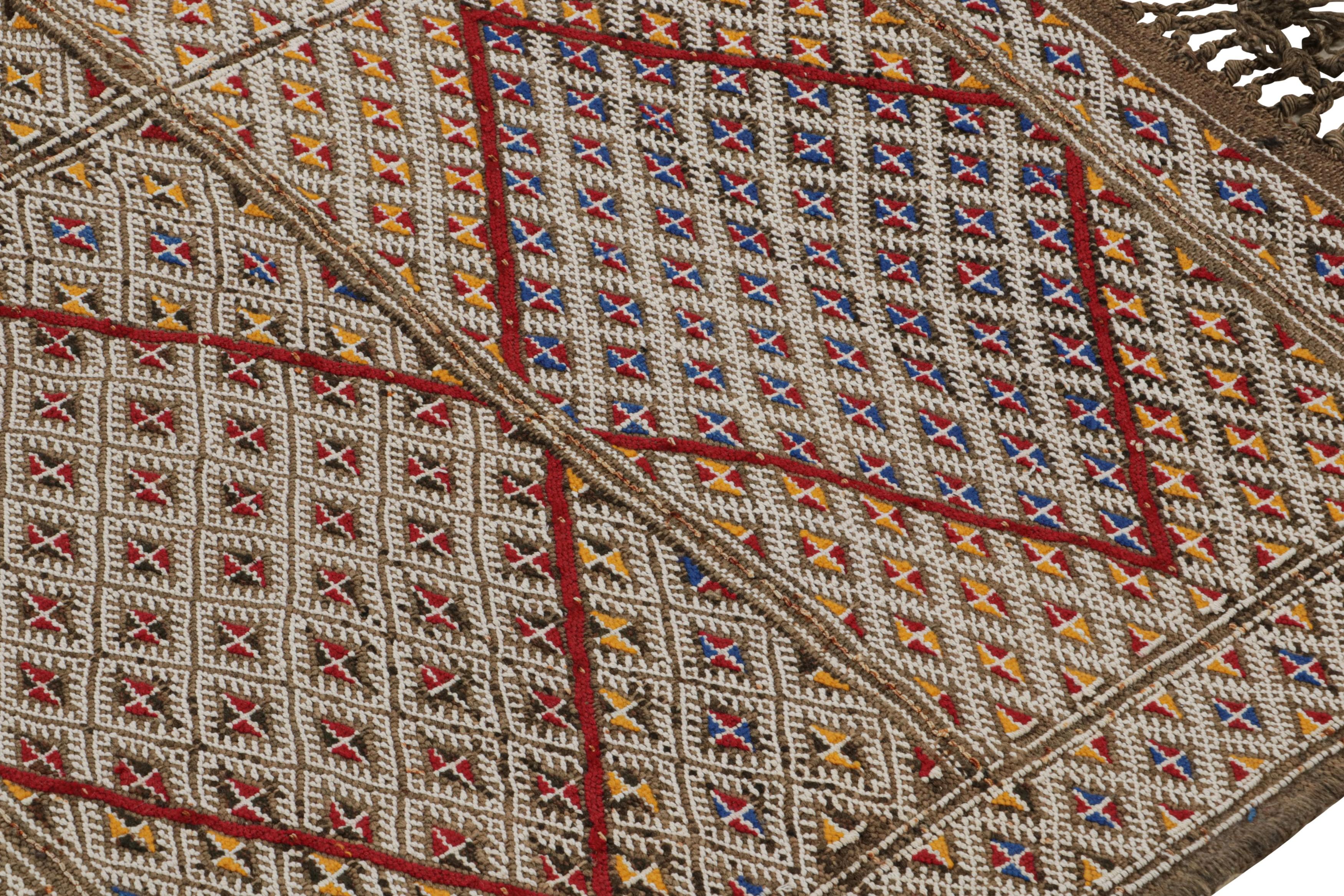 Marocain Kilim marocain vintage Zayane à motifs tribaux polychromes par Rug & Kilim en vente