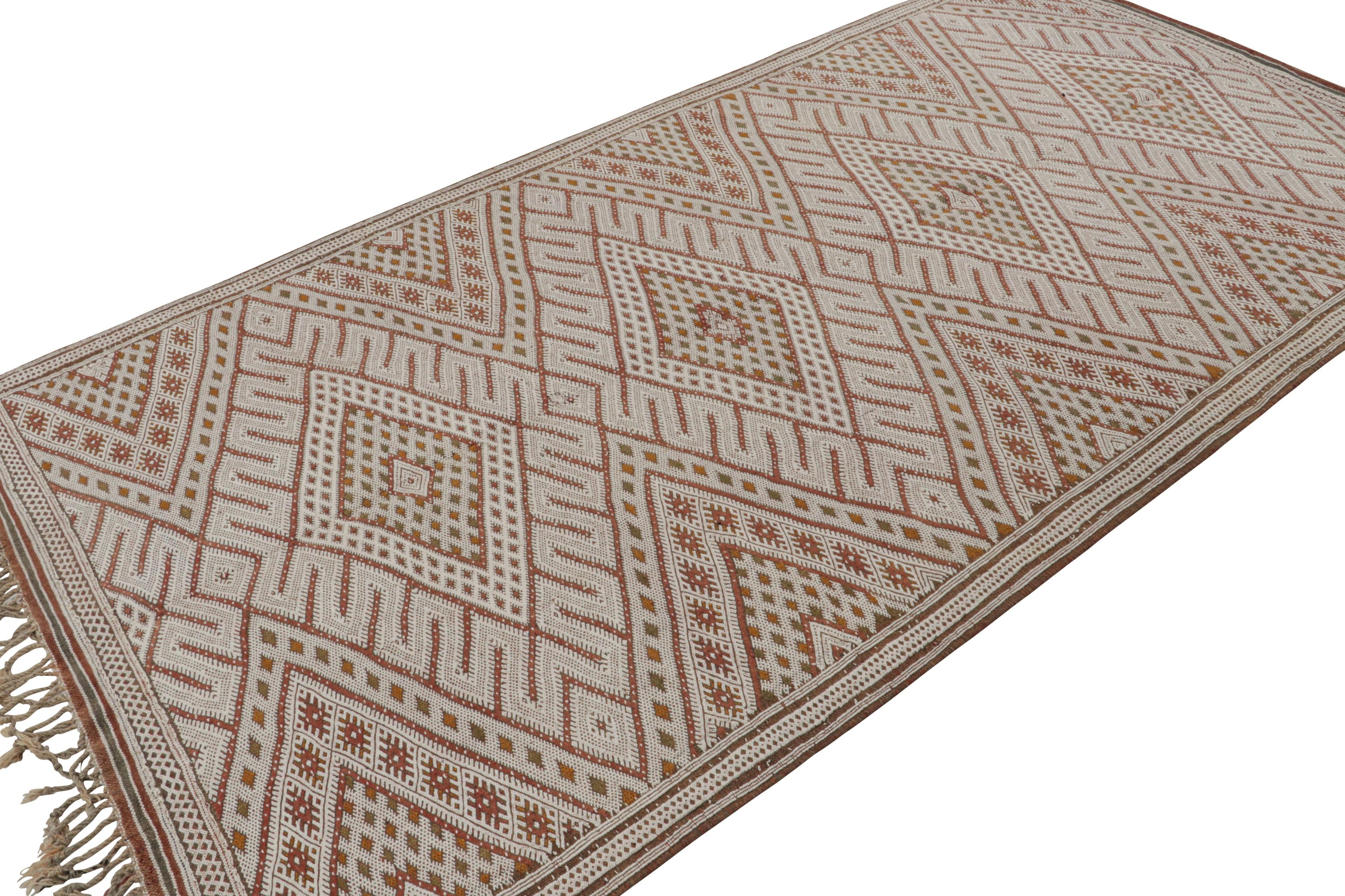 Handwoven in wool, a vintage 5x10 Zayane Moroccan Kilim - believed to originate from the Middle Atlas mountain range in Morocco.

On the Design:

Named for the same tribe, the piece reflects its deep attachment to the tribal weaving tradition. This