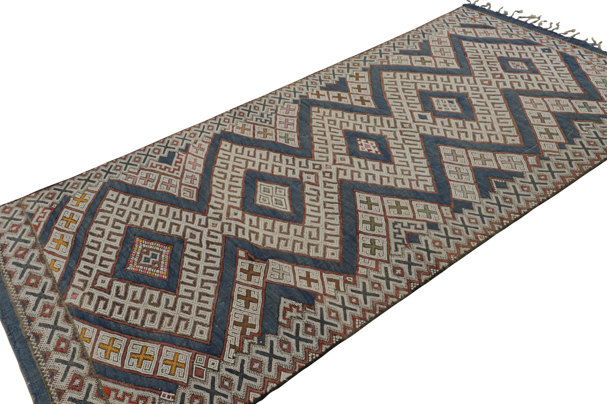 Dieser aus Wolle handgewebte marokkanische Zayane-Kilim-Teppich (4x10) aus Marokko (ca. 1940-1950) ist eine aufregende Neuheit der Rug & Kilim Collection. 

Über das Design: 

Das nach demselben Stamm benannte Stück spiegelt seine tiefe