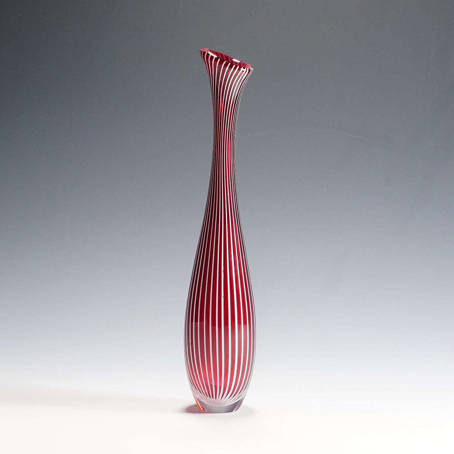 Zebra-Kunstglasvase von Vicke Lindstrand für Kosta, 1960er Jahre

Vase aus Kunstglas, entworfen von Vicke Lindstrand für Kosta Glassworks in den 1960er Jahren. Signiert auf dem Sockel 