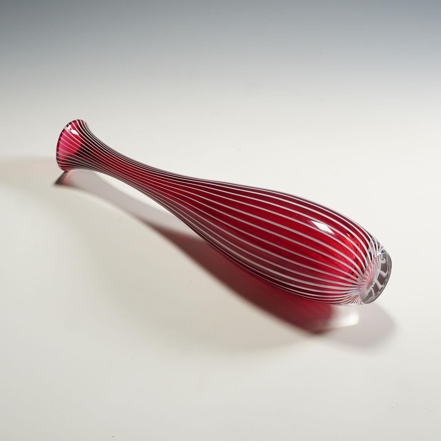 Hand-Crafted Vintage Zebra Art Glass Vase by Vicke Lindstrand for Kosta 1960s For Sale