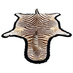 Zebrafell-Teppich mit Filzrücken