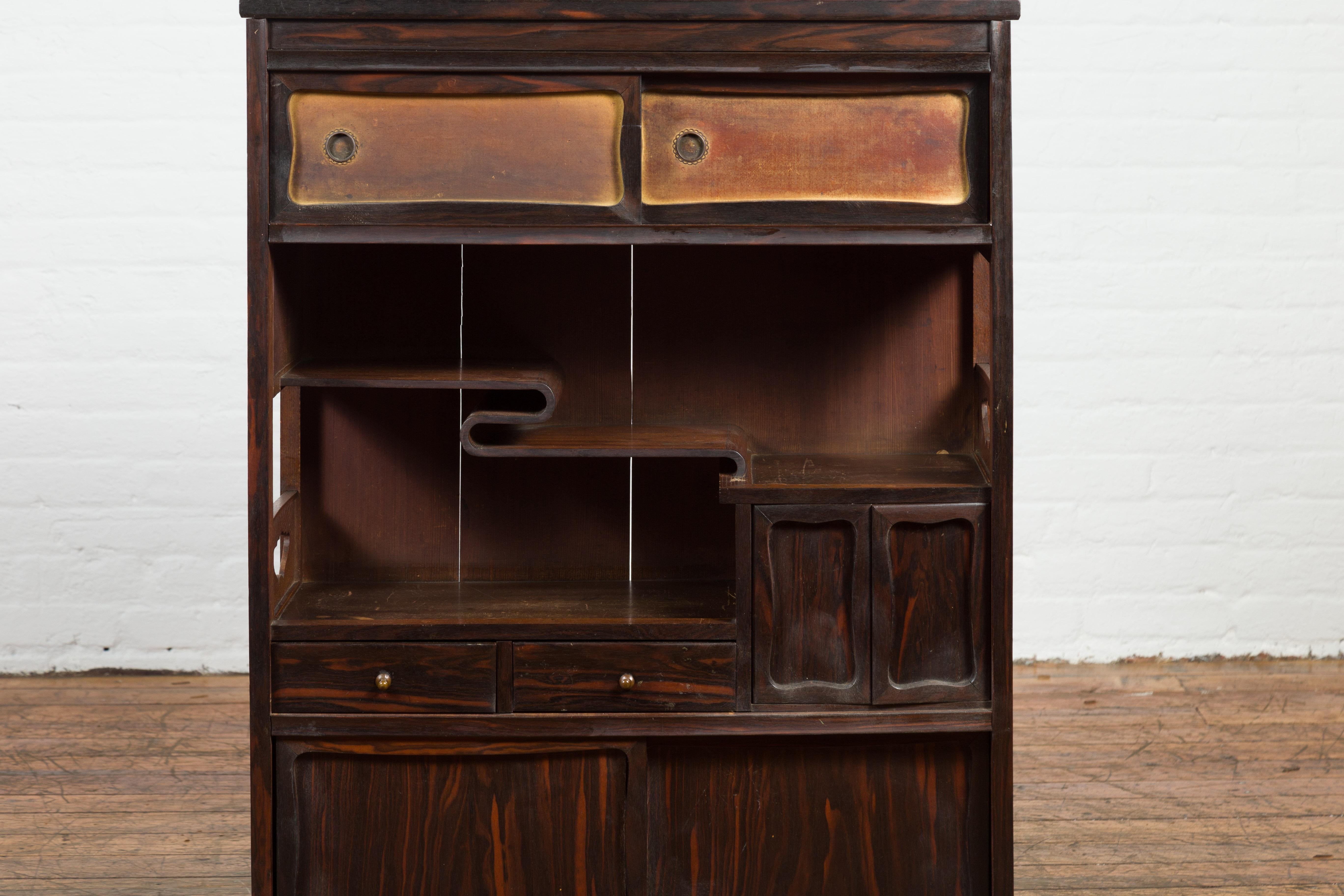 Zébrano Vieille armoire japonaise en bois zébré avec portes coulissantes et étagères ouvertes incurvées en vente
