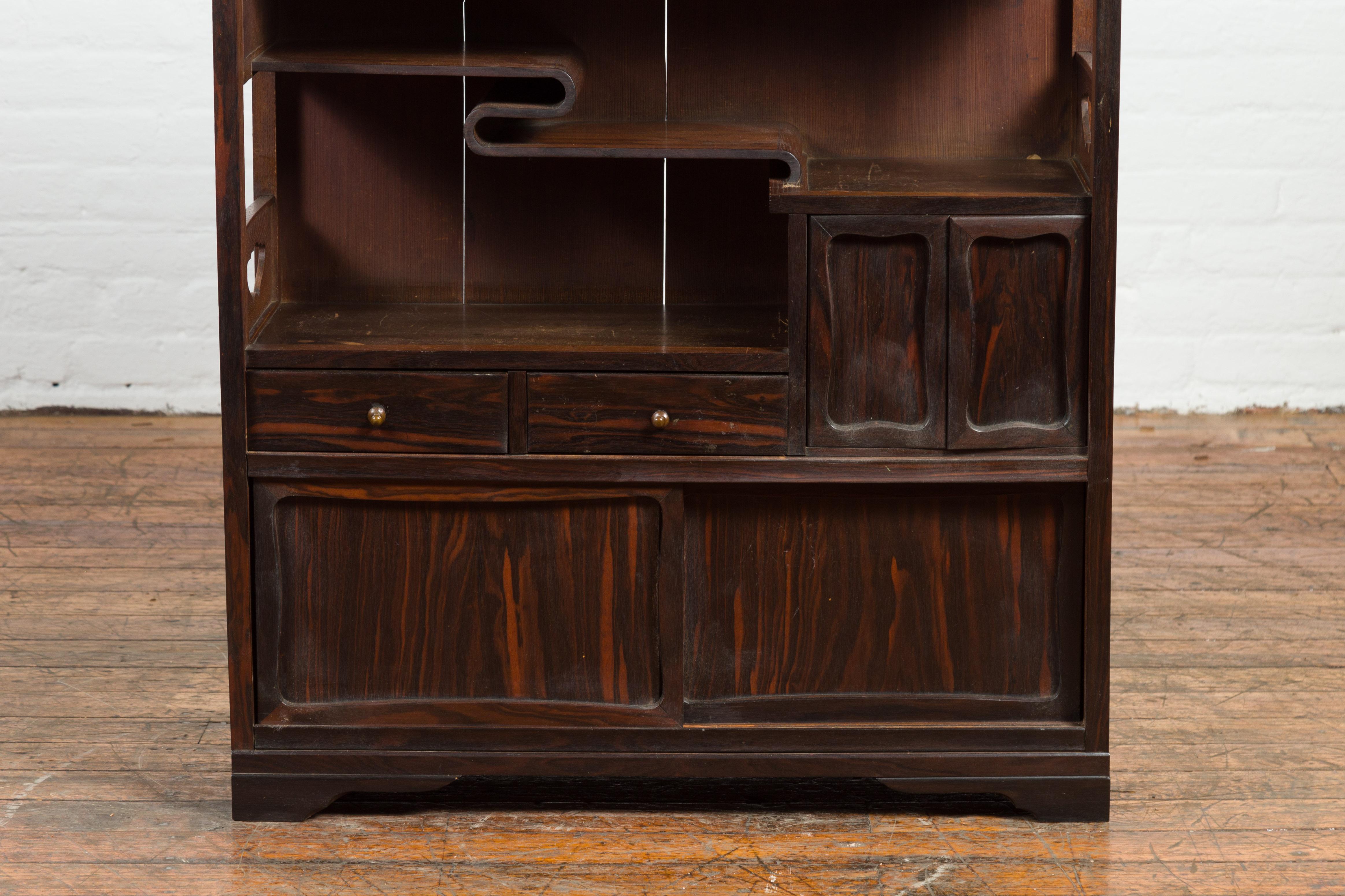 Vieille armoire japonaise en bois zébré avec portes coulissantes et étagères ouvertes incurvées en vente 1