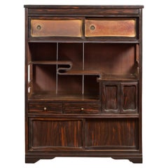 Vieille armoire japonaise en bois zébré avec portes coulissantes et étagères ouvertes incurvées
