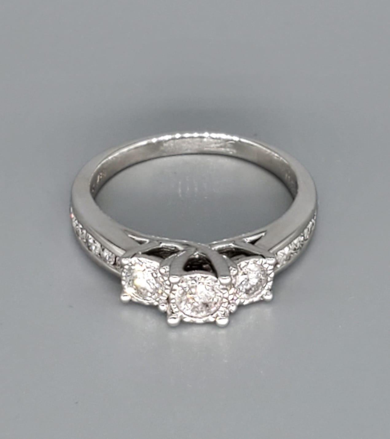 Vintage ZEI 1.50 Carat Three-Stone Diamond Engagement Ring 10 Karat White Gold In Excellent Condition For Sale In Miami, FL