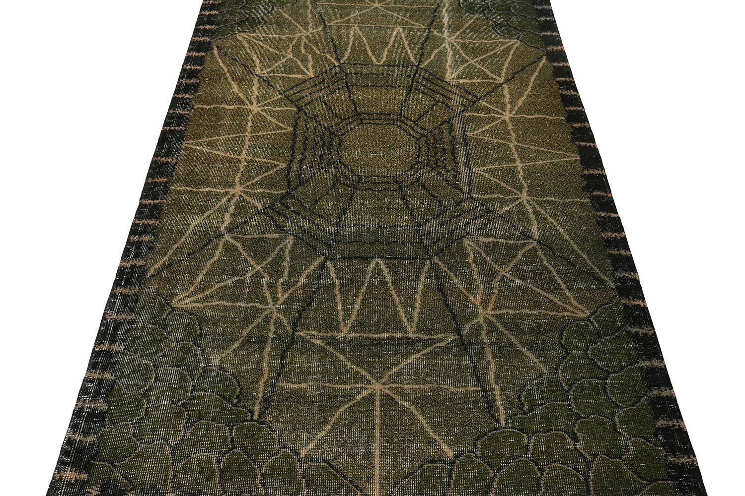 Questo tappeto vintage 4x7 è una nuova aggiunta alla collezione Mid-Century Pasha di Rug & Kilim. Questa linea è una commemorazione, con rare curatele che crediamo provengano dal designer turco multidisciplinare Zeki Müren.

Ulteriori informazioni