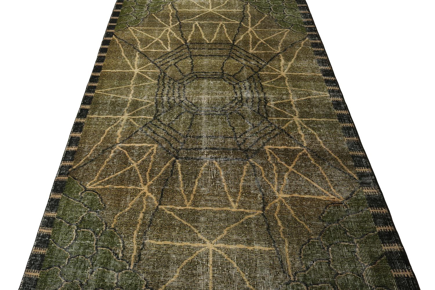Dieser Vintage-Teppich 4x7 ist eine neue Ergänzung der Mid-Century Pasha Collection'S von Rug & Kilim. Diese Linie ist ein Gedenken, mit seltenen Kurationen, die unserer Meinung nach von dem multidisziplinären türkischen Designer Zeki Müren