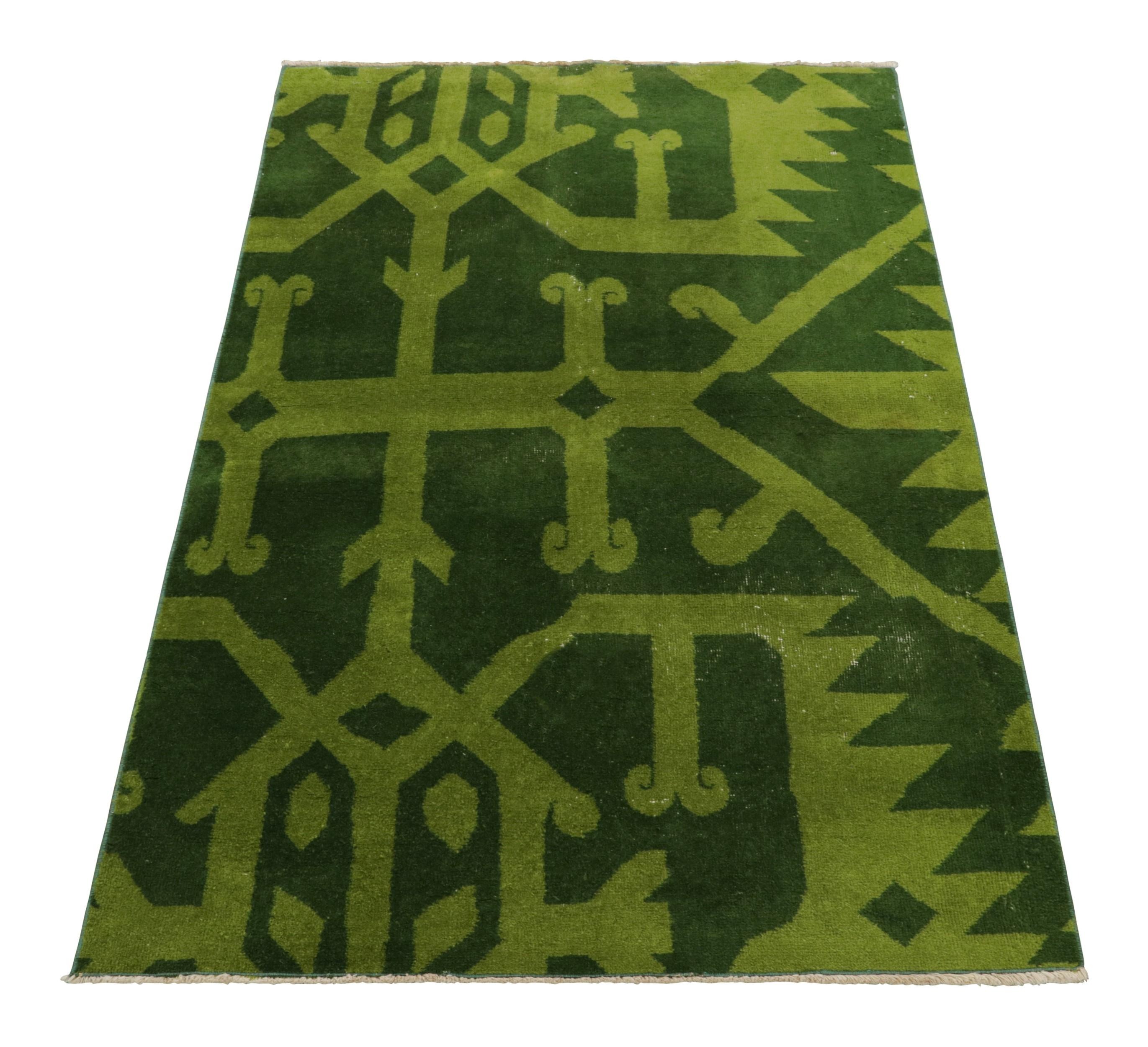 Vintage Zeki Muren Art Deco Teppich in Grün mit geometrischem Muster von Rug & Kilim im Zustand „Gut“ im Angebot in Long Island City, NY