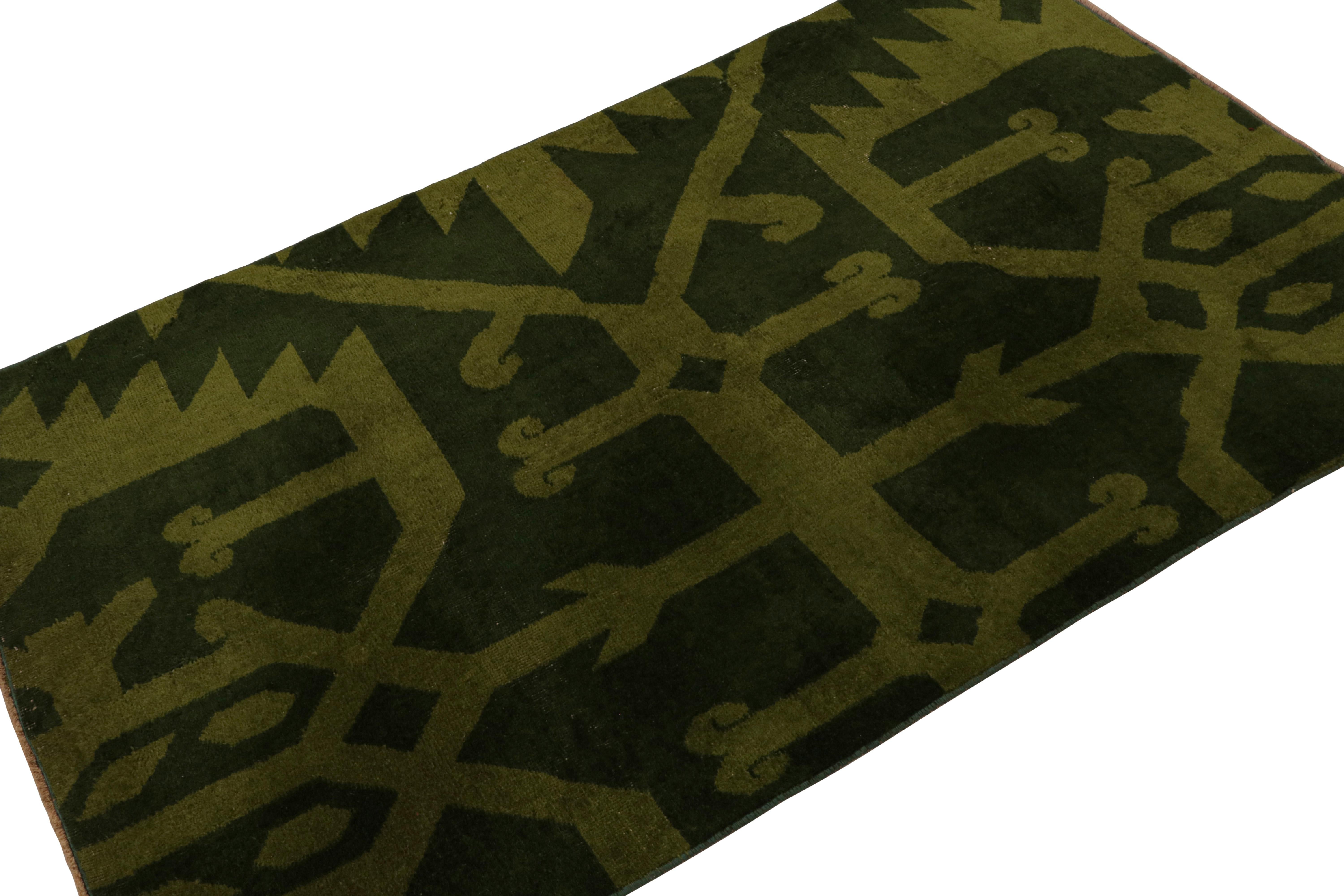 Handgeknüpft aus Wolle, ca. 1960 - 1970, zeigt dieser 4x5 Vintage Müren Art Deco Teppich ein waldgrünes Feld mit chartreusen, miteinander verbundenen geometrischen Mustern. 

Über das Design: 

Kenner werden das einzigartige Design zu schätzen