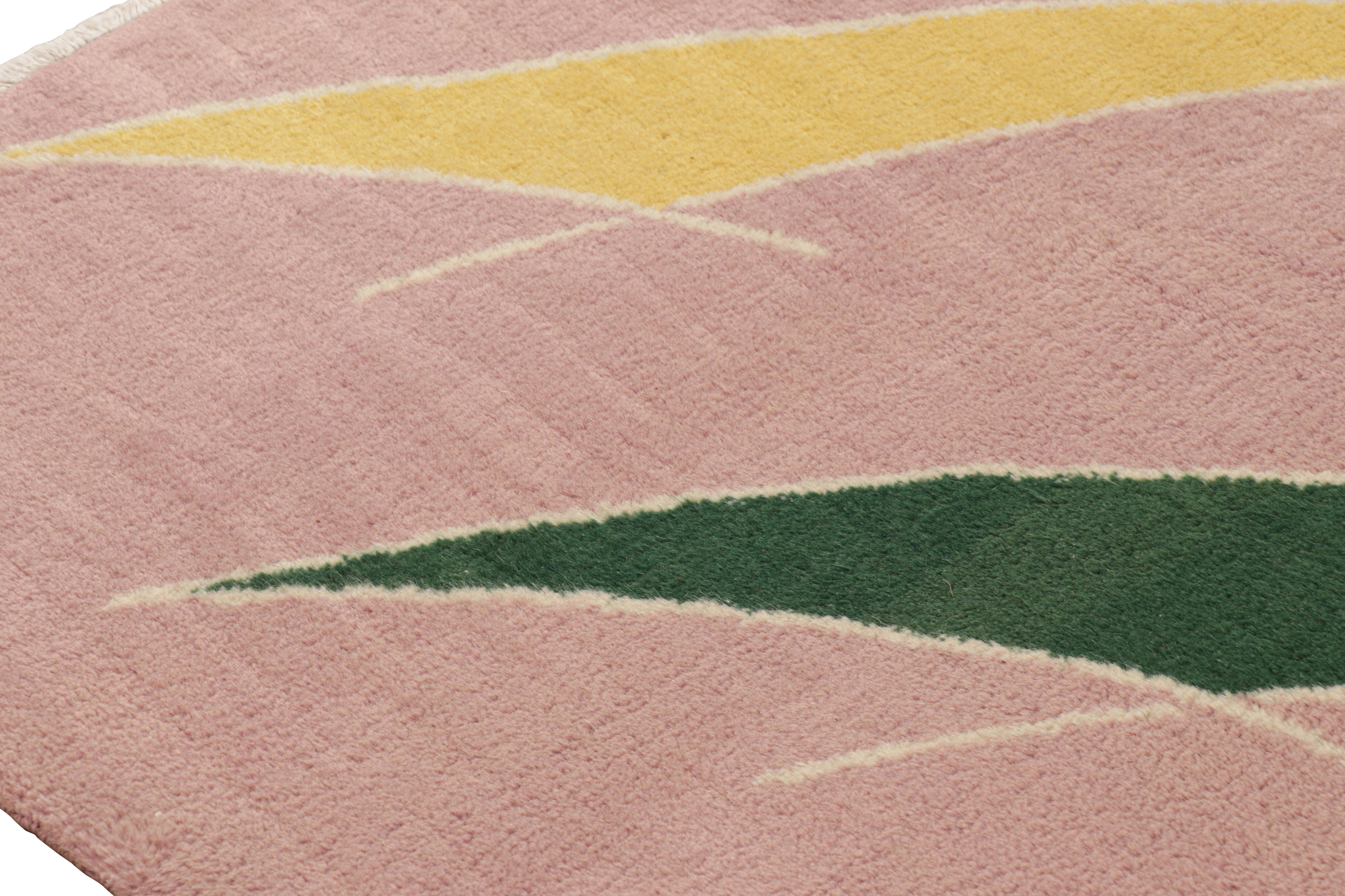 Vintage Zeki Müren Art Deco Teppich in Rosa mit geometrischen Mustern von Rug & Kilim im Zustand „Gut“ im Angebot in Long Island City, NY
