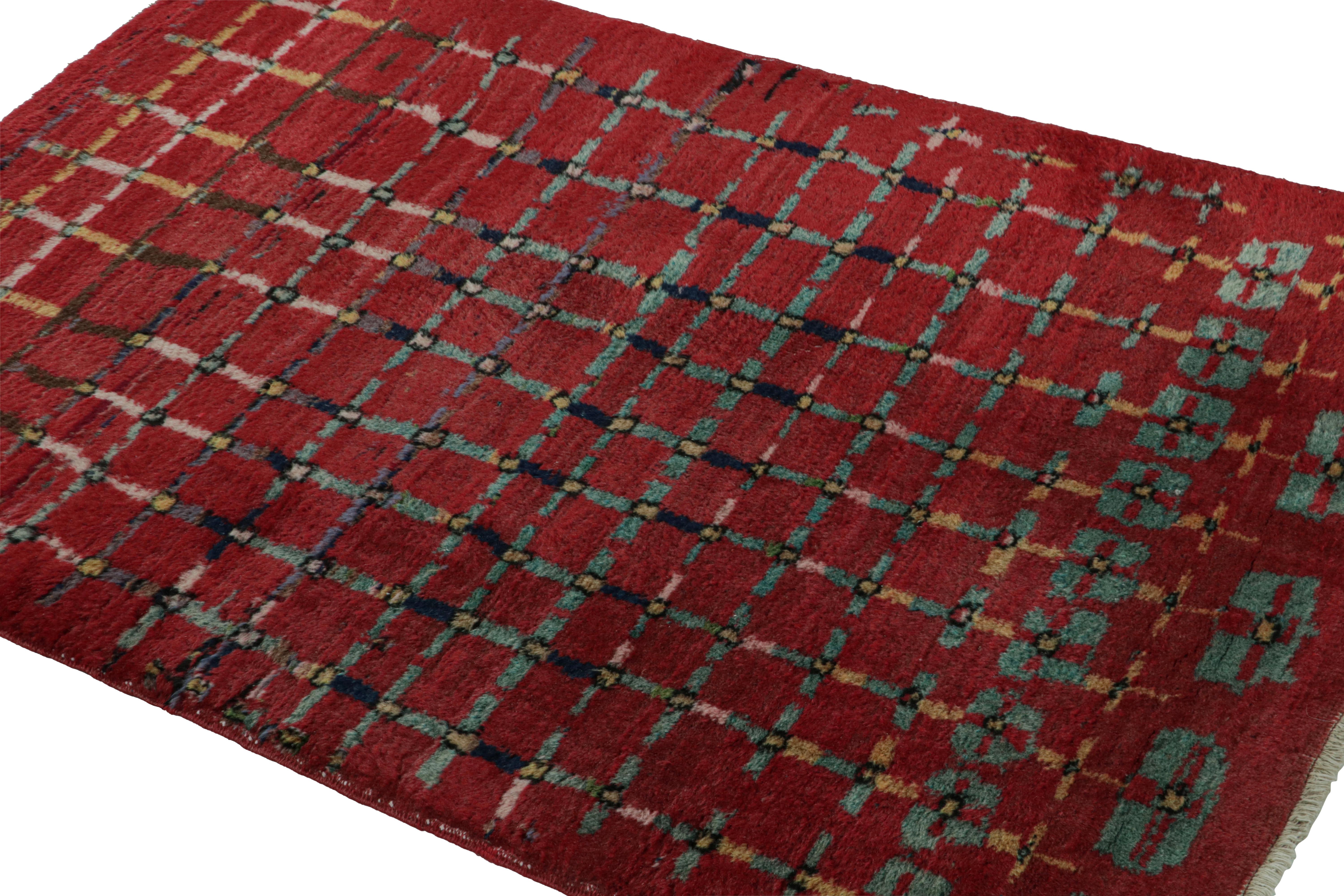 Dieser handgeknüpfte Wollteppich von Zeki Müren im Art-Déco-Stil (3x6) aus der Zeit um 1960 bis 1970 ist eine spannende Kuration von Rug & Kilim. Sein Design zeigt ein sattes rotes Feld mit blauen, verspielten geometrischen Mustern auf der