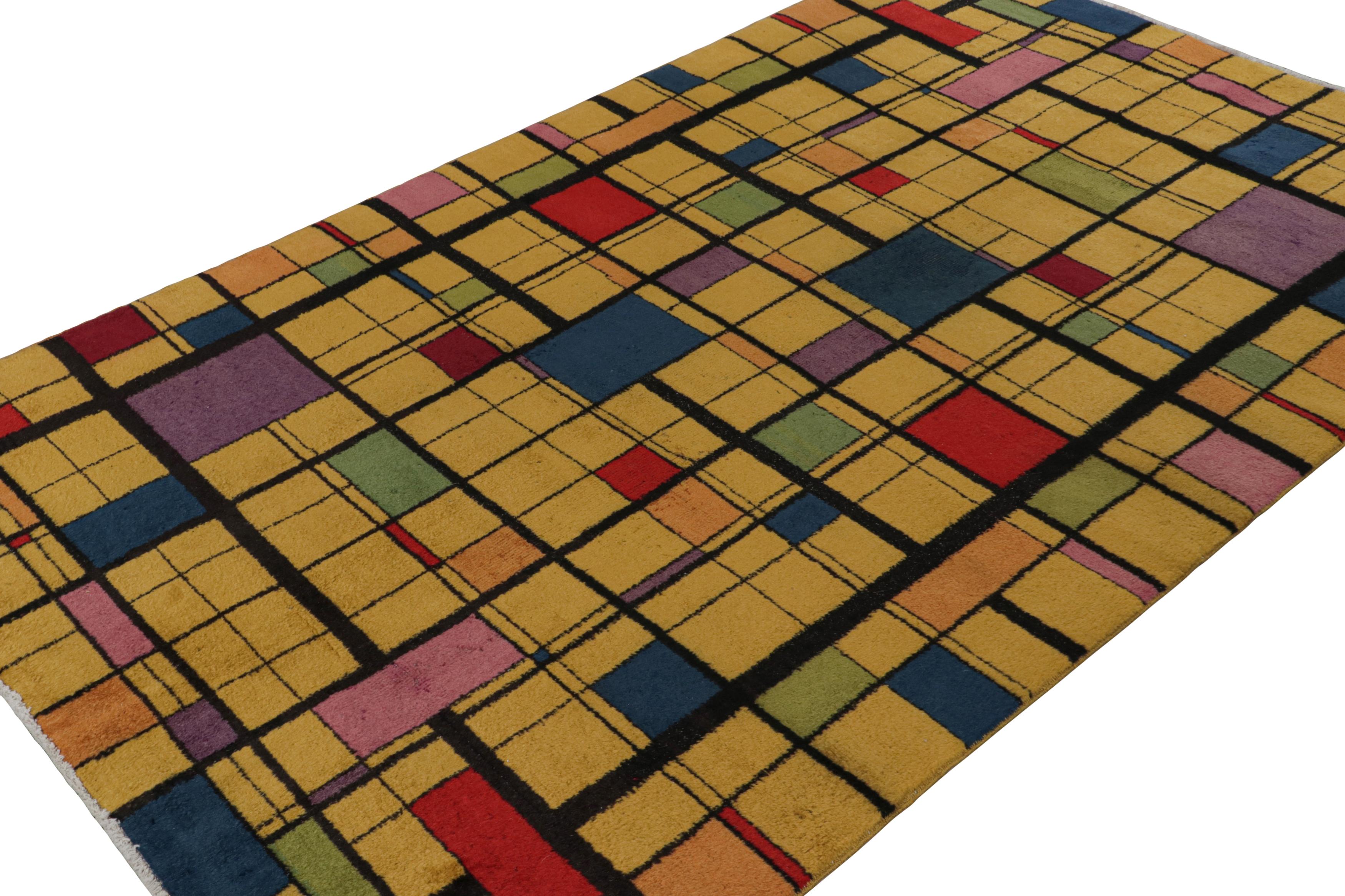 Dieser handgeknüpfte Wollteppich aus Müren im Art-Déco-Stil in der Größe 5x8 (ca. 1960-1970) ist eine aufregende neue Ergänzung der Rug & Kilim Mid-century Pasha Collection. Sein Design mit geometrischen Mustern interpretiert den europäischen