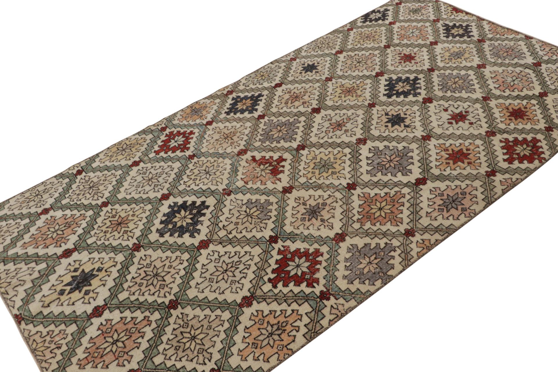 Dieser handgeknüpfte Art-Déco-Teppich im Format 5x9 aus Wolle, ca. 1960-1970, ist ein Neuzugang in der Rug & Kilim Collection'S. Diese Linie ist ein Gedenken, mit seltenen Kurationen, die unserer Meinung nach von dem multidisziplinären türkischen