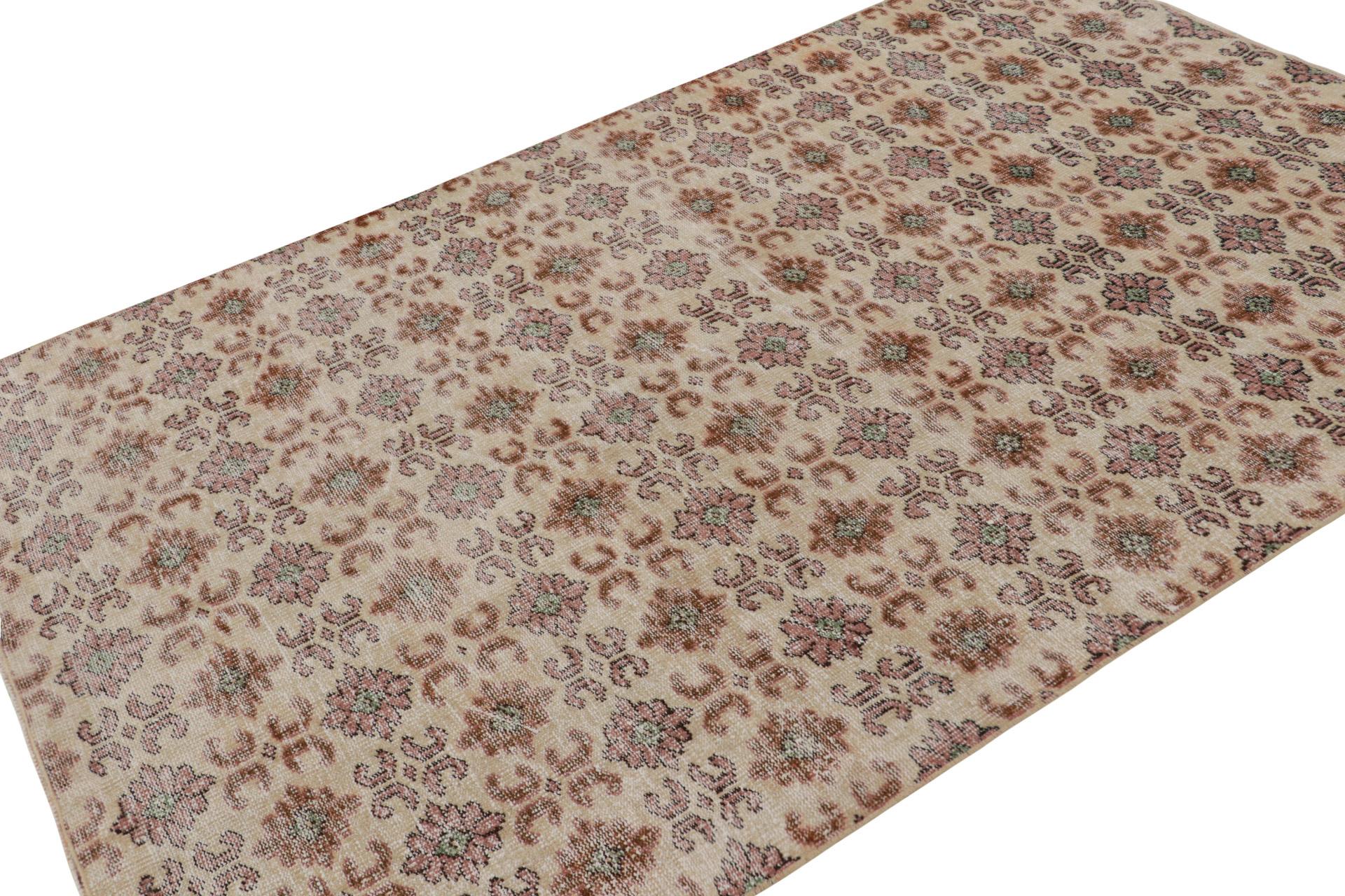 Dieser handgeknüpfte Art-Déco-Teppich im Format 6x9 aus Wolle, ca. 1960-1970, ist ein Neuzugang in der Rug & Kilim Collection. Diese Linie ist ein Gedenken, mit seltenen Kurationen, die unserer Meinung nach von dem multidisziplinären türkischen
