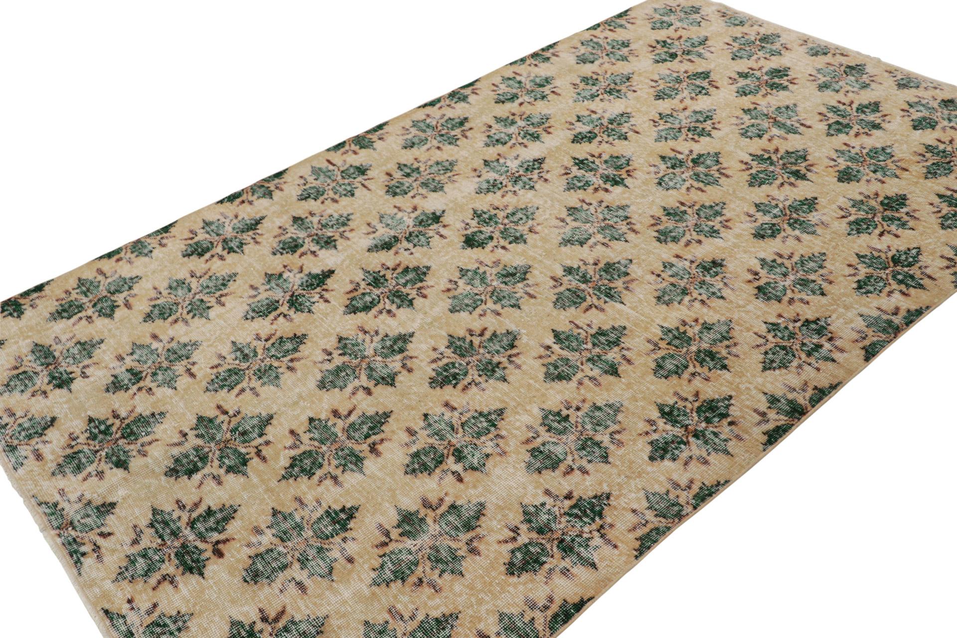 Dieser handgeknüpfte Art-Déco-Teppich im Format 5x9 aus Wolle, ca. 1960-1970, ist ein Neuzugang in der Rug & Kilim Collection'S. Diese Linie ist ein Gedenken, mit seltenen Kurationen, die unserer Meinung nach von dem multidisziplinären türkischen
