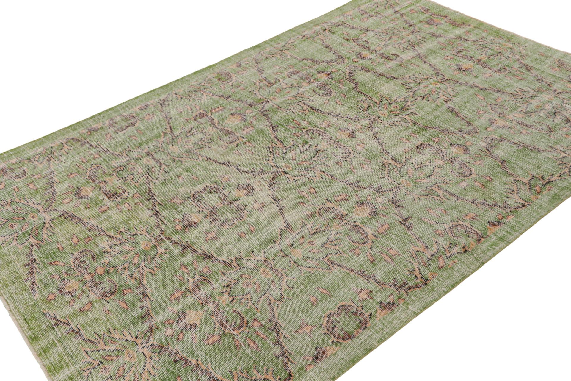 Dieser handgeknüpfte Art-Déco-Teppich im Format 6x9 aus Wolle, ca. 1960-1970, ist ein Neuzugang in der Rug & Kilim Collection. Diese Linie ist ein Gedenken, mit seltenen Kurationen, die unserer Meinung nach von dem multidisziplinären türkischen