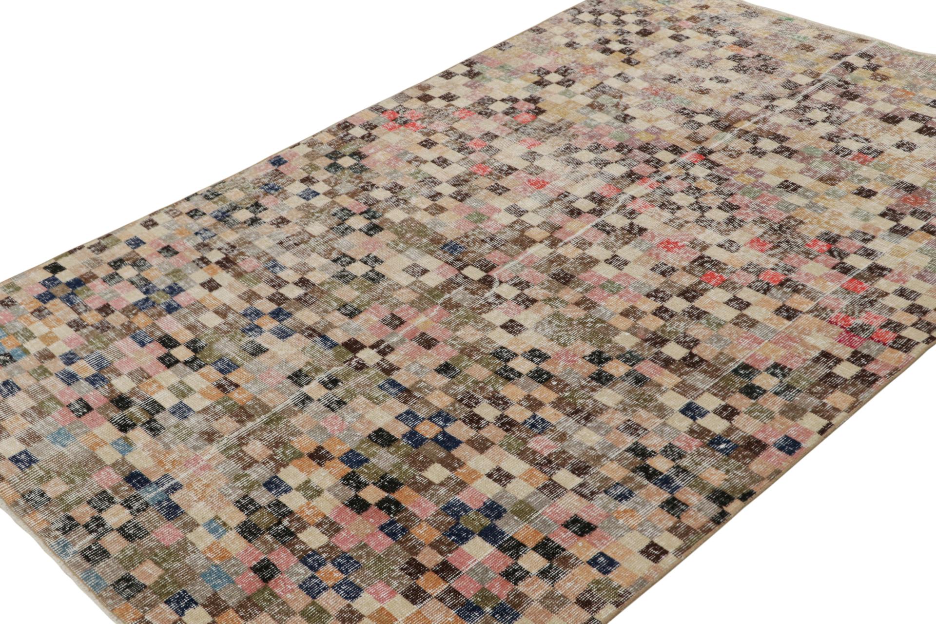 Dieser handgeknüpfte Art-Déco-Teppich im Format 5x7 aus Wolle, ca. 1960-1970, ist eine Interpretation des Art-Déco und der kubistischen Sensibilität der Jahrhundertmitte, mit Zeki Murens begehrtem Sinn für spielerische Farben und Bewegung darin. 
